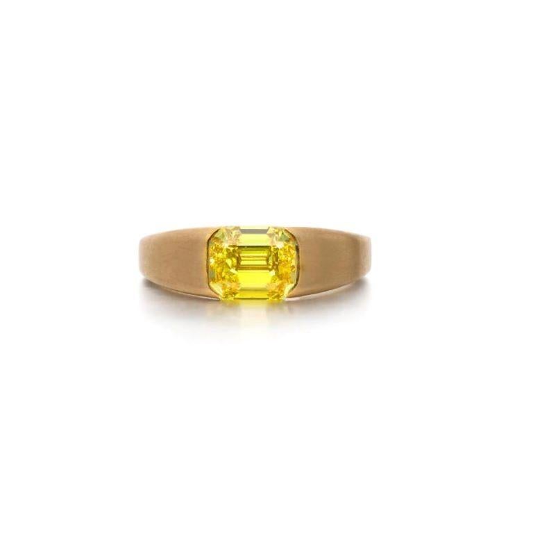 Centering a step-cut fancy vivid yellow diamond. 
- Yellow diamond weighs 2.01 carats
 - 18 karat yellow gold 
- Total weight 8.14 grams
 - Size 5¾
 -Accompanied by GIA report no. 1226116333, dated 02 March 2022, stating that the 2.01 carat diamond