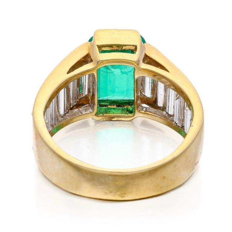 SSEF Swiss Certified 3.22 Cts Columbian Emerald and Diamond Ring In New Condition For Sale In New York, US