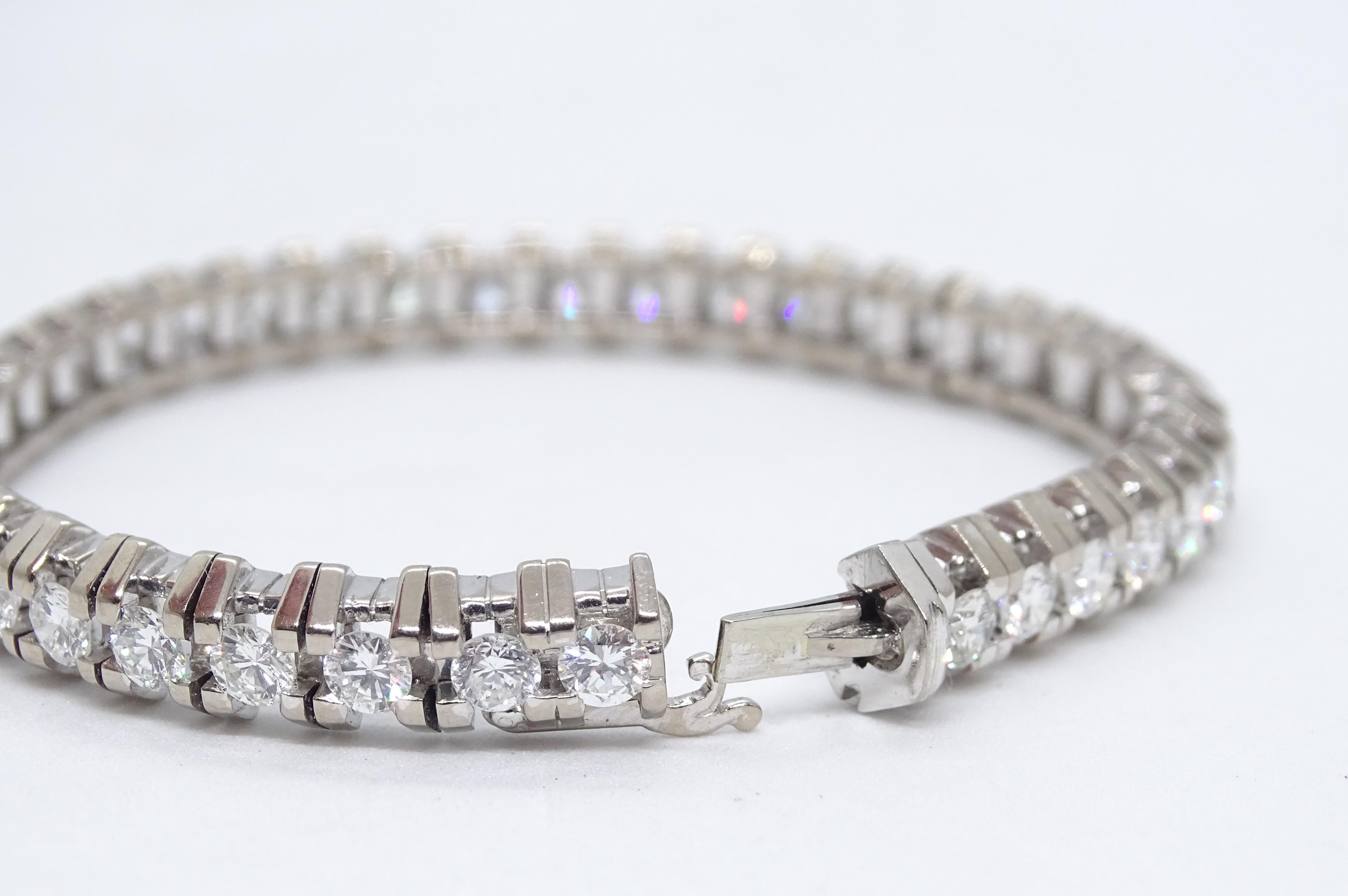 One of a kind Riviere made in 18-carat white gold and 40 brilliant-cut diamonds of 0.16 carats each, resulting in a total weight of 6.40 cts.

This type of bracelet is characterized by the infinite succession of links with diamonds. In this case,