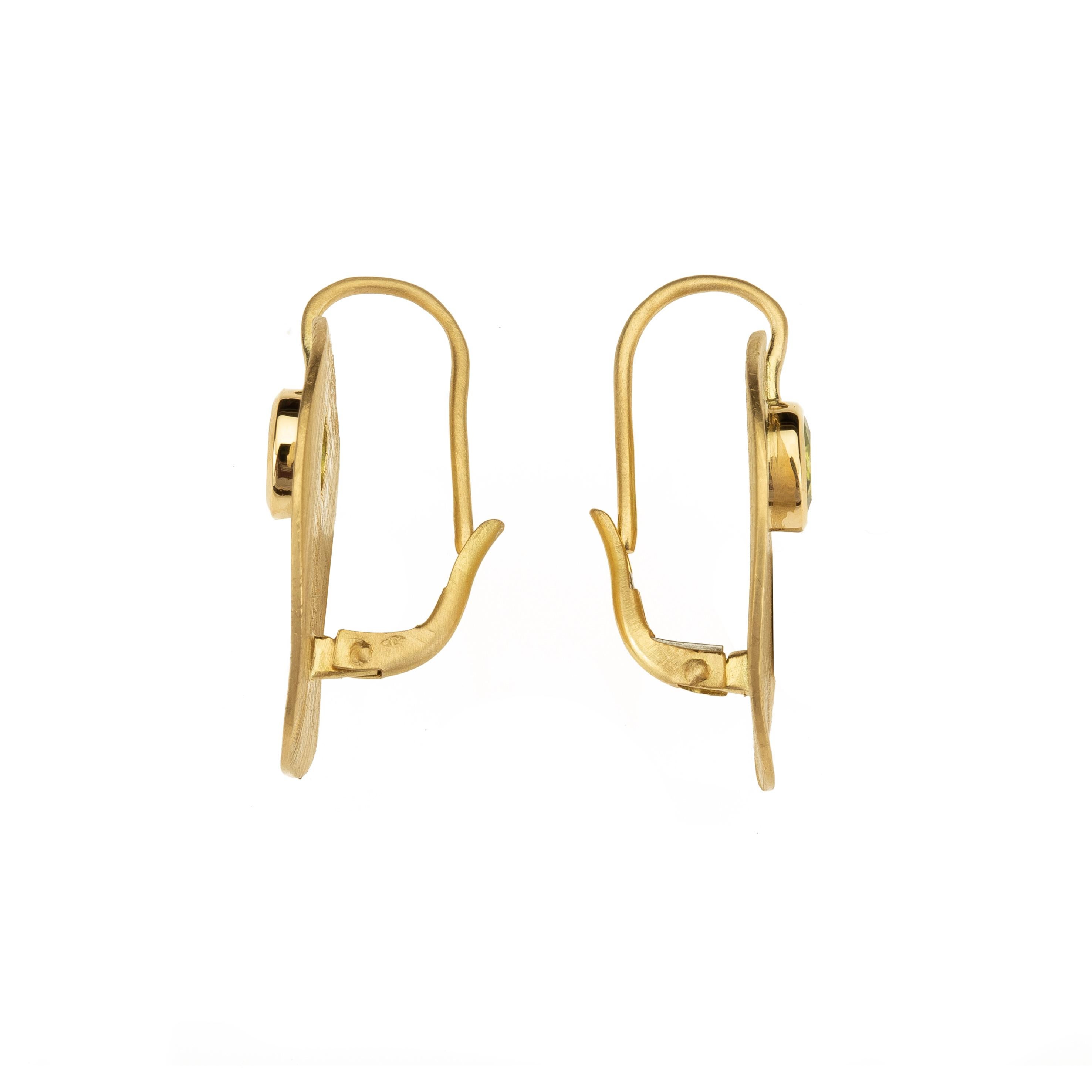 Gold 18 Karat Peridot Lotus Earrings In New Condition For Sale In Milan, IT