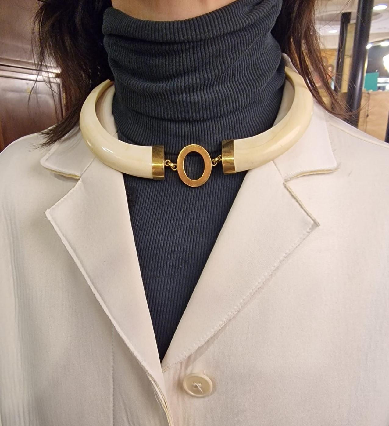 Gold 18 kt und Knochen Französisch  Halskette mit Halsband  (Art déco) im Angebot