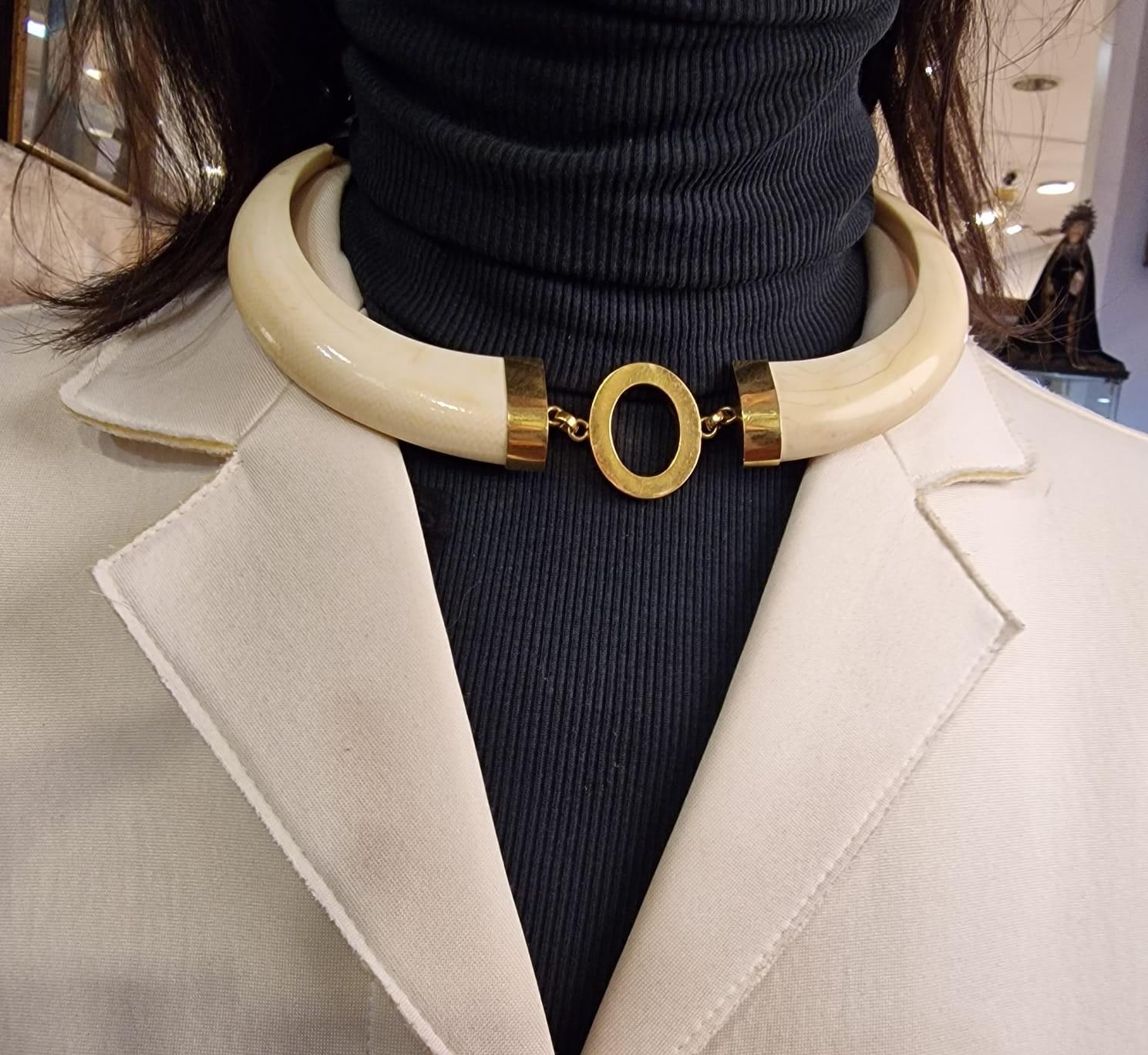 Gold 18 kt und Knochen Französisch  Halskette mit Halsband  (Ovalschliff) im Angebot
