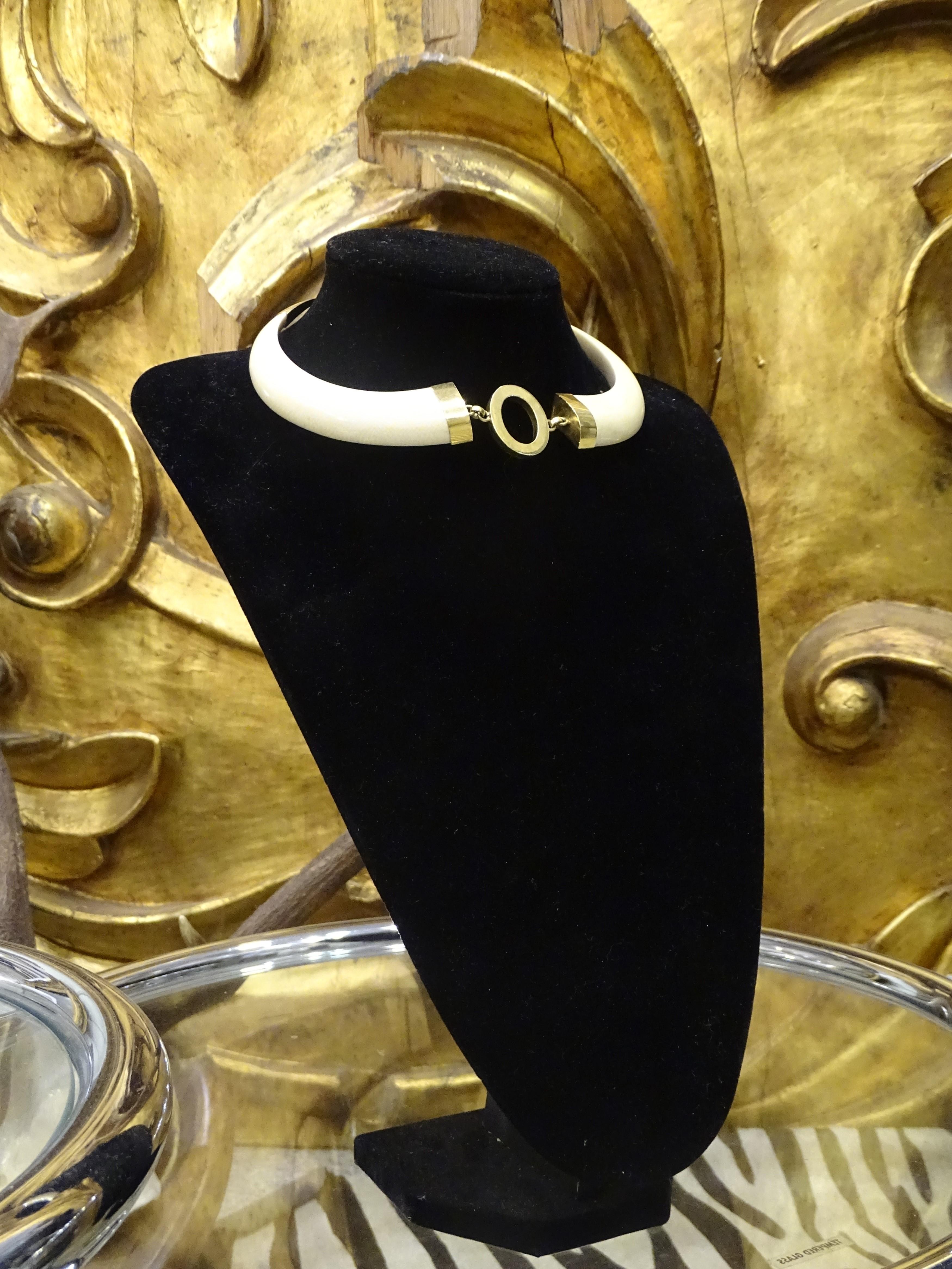 Gold 18 kt und Knochen Französisch  Halskette mit Halsband  im Angebot 1