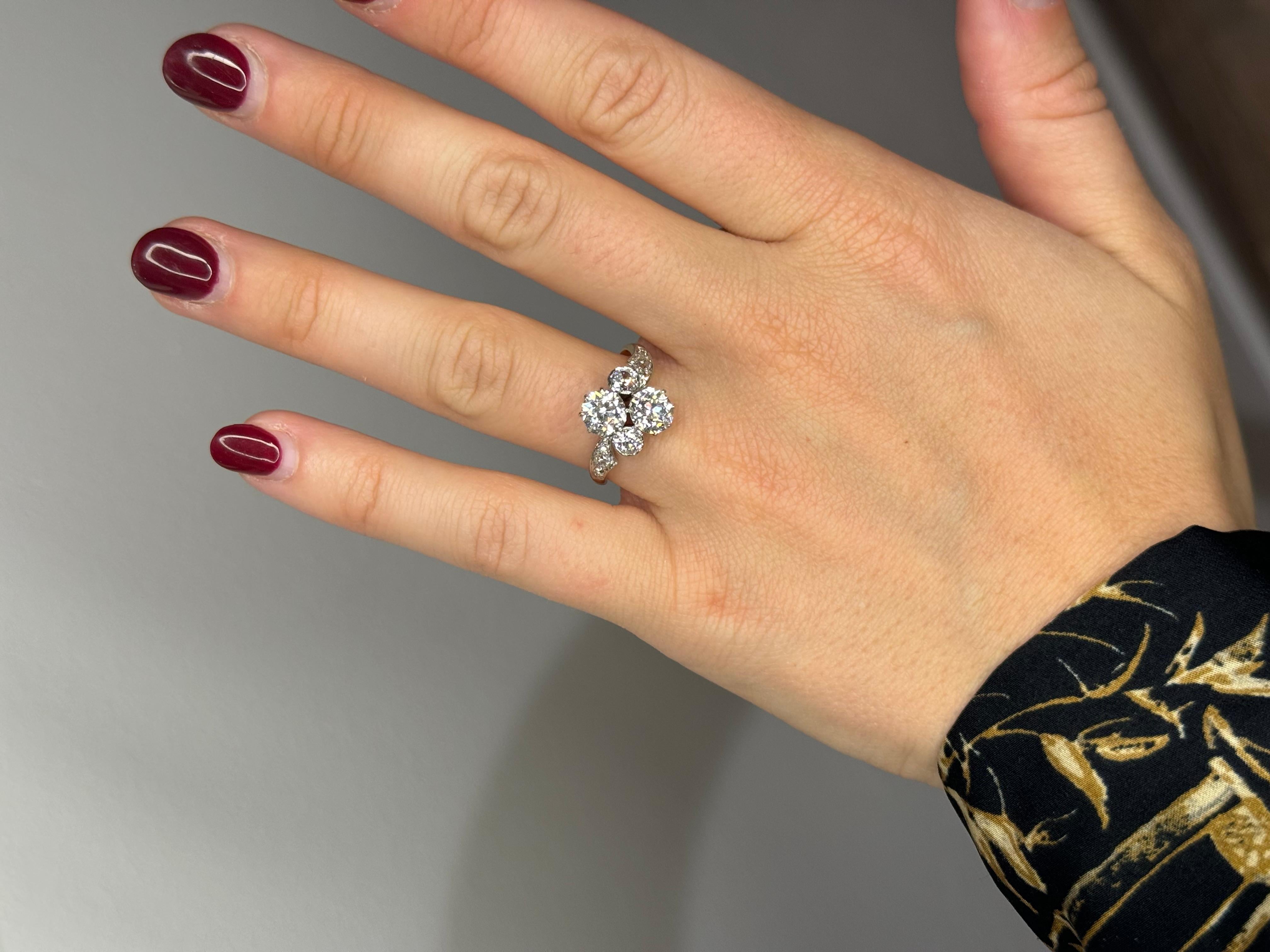 Gold 18K Antique Victorian Toi et Moi 1.00 carat and 0.95 carat Diamond ring In Good Condition In Uccle, BE