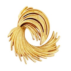 Gold Abstract Swirl Spray Brooch By Monet, 1970s