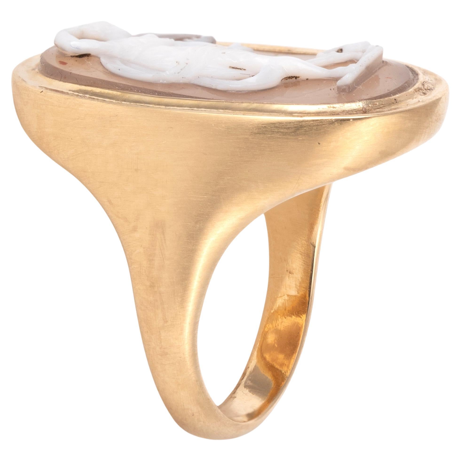 Anillo de dedo con camafeo de ágata dorada que representa a Eurídice mordida por una serpiente.
Periodo Siglo XVII
Tamaño del anillo : 7
Camafeo : 22mm 
Peso: 18gr.

Eurídice, esposa del músico y poeta Orfeo, fue mordida por una víbora y murió a