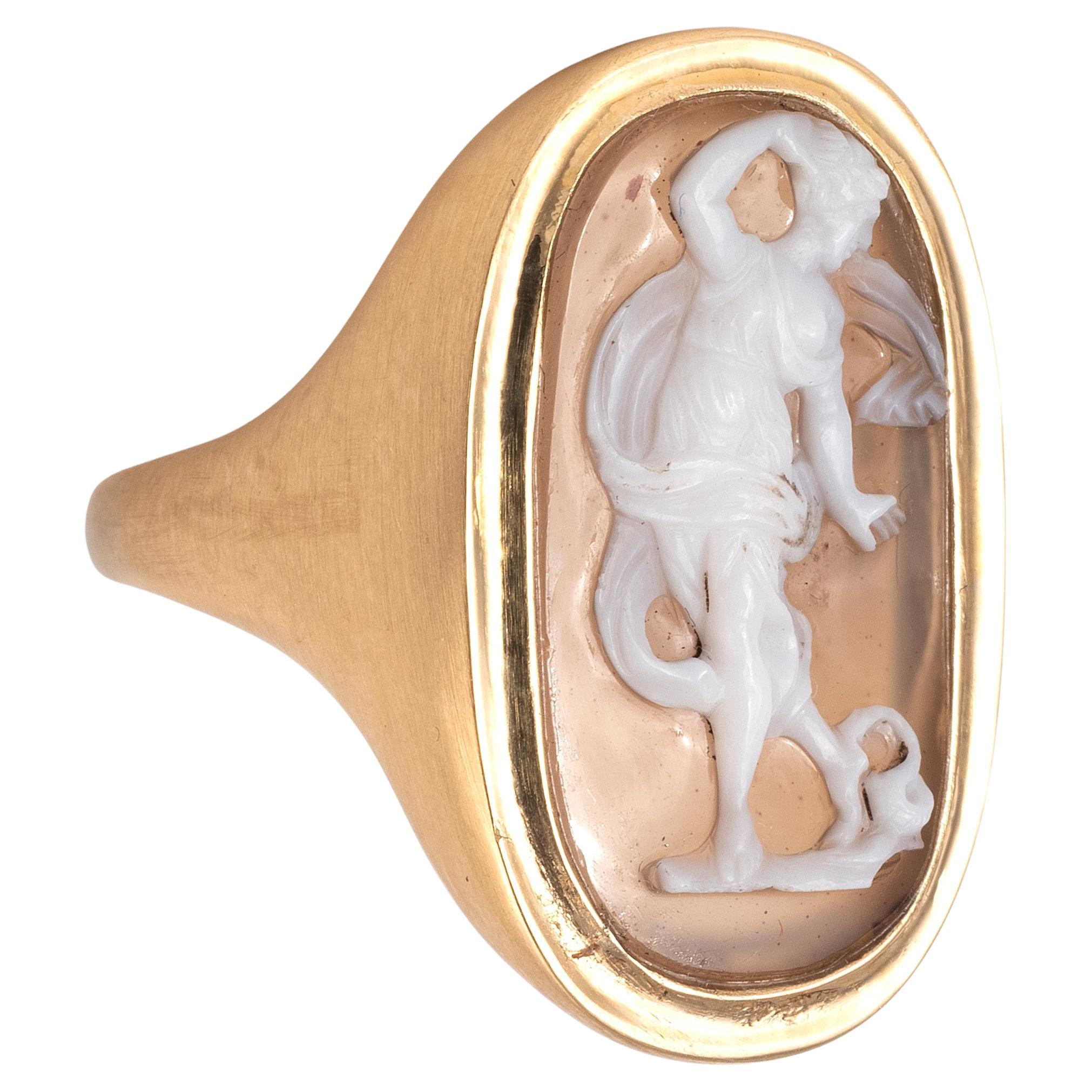 Anillo camafeo de ágata dorada que representa a Eurídice Siglo XVII Romano clásico en venta