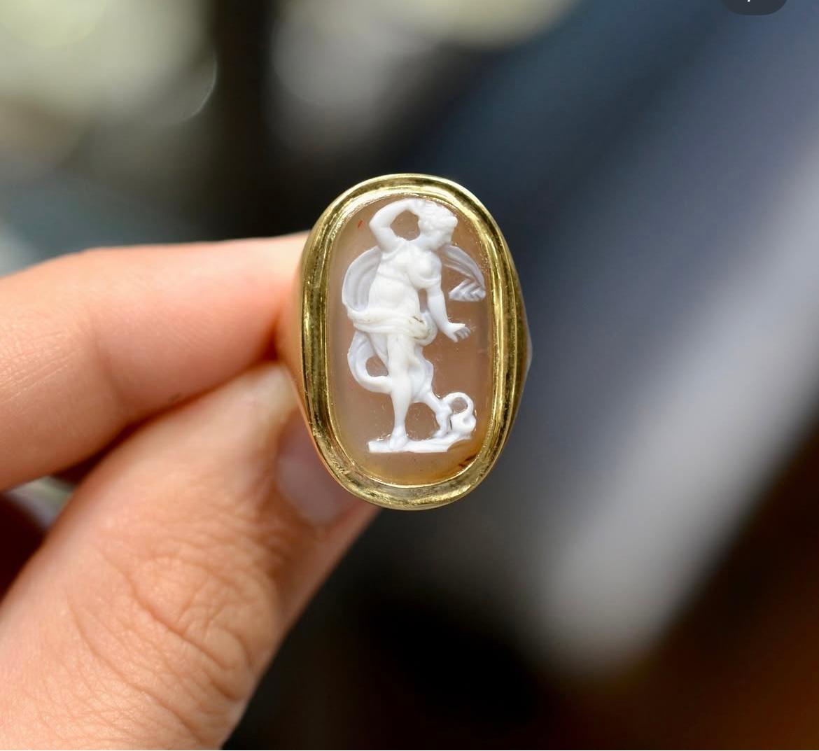 Gold Agate Cameo Ring Depicting Eurydice 17th Century In Excellent Condition For Sale In Firenze, IT