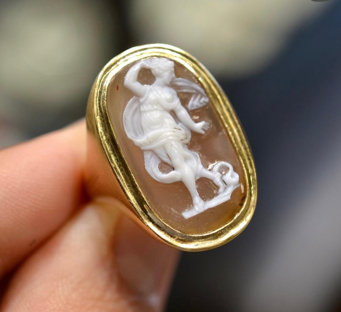 Women's or Men's Gold Agate Cameo Ring Depicting Eurydice 17th Century For Sale