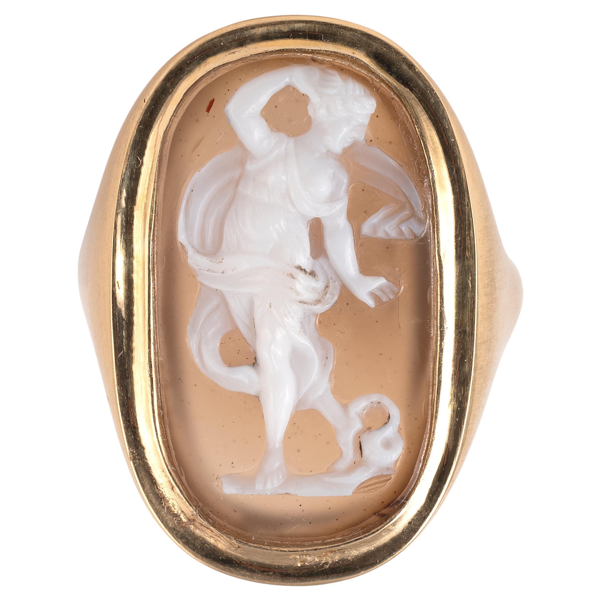 Anillo camafeo de ágata dorada que representa a Eurídice Siglo XVII