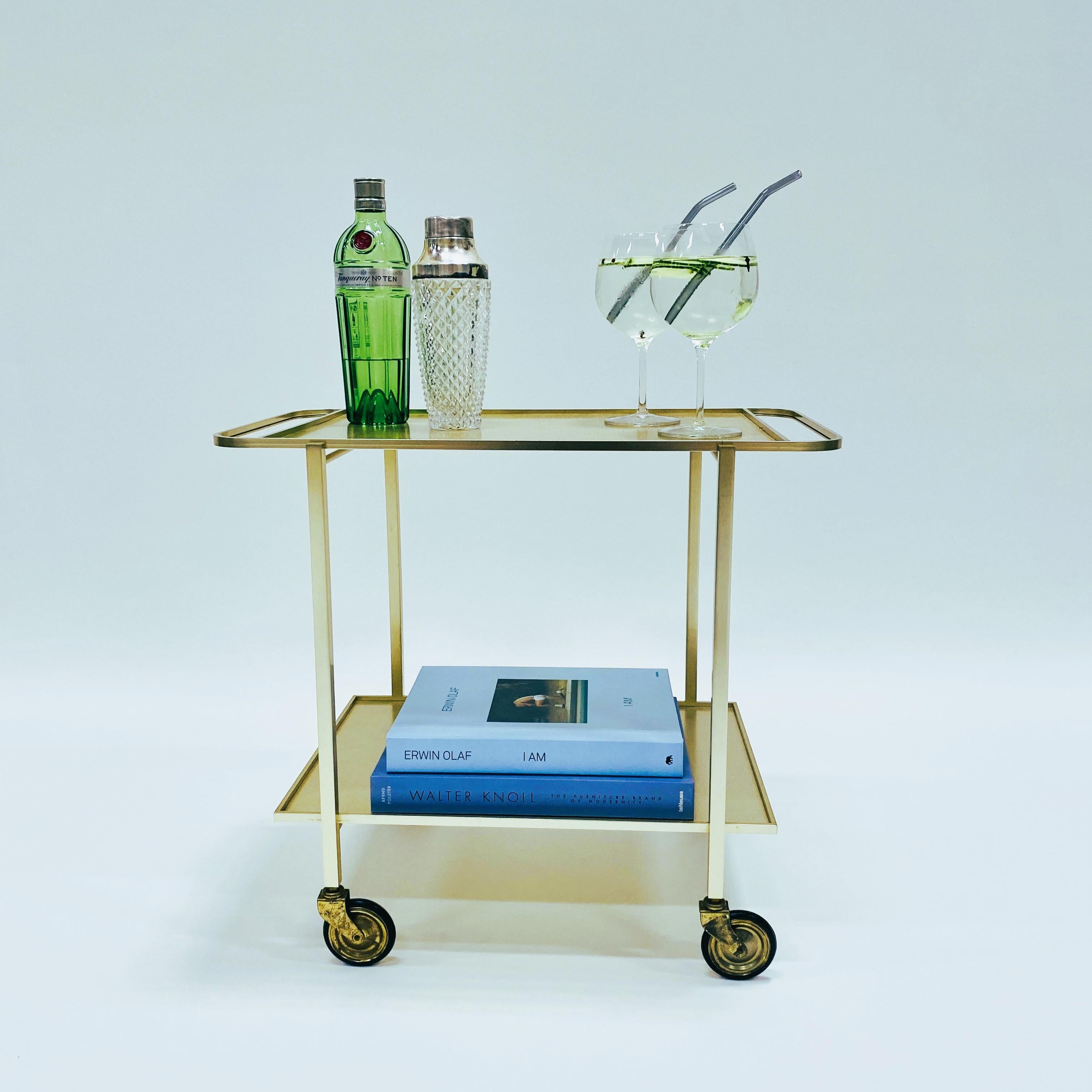 Mid century gold aluminum bar cart serving trolley by Werksentwurf Sihlmetall, Switzerland 1970s

If you're looking for a vintage bar trolley that will add a touch of glamour to your home, the Gold Aluminum Bar Trolley by Werkenswurf Sihlmetall is