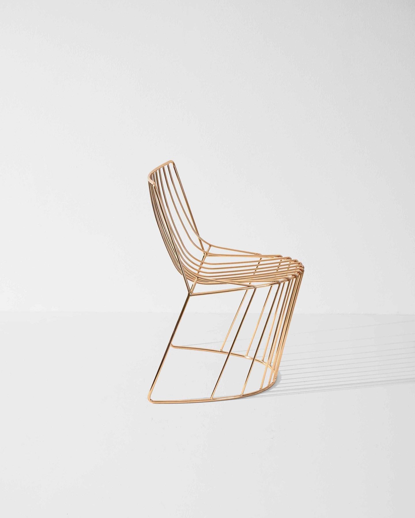 Sedia Amarone Aureo Oro di Enrico Girotti ENRICO
Dimensioni: L. 56 x P. 58 x H. 80 cm
Materiali: Acciaio.
Peso: 9 kg. 

Enrico Girotti è un designer industriale che ha trovato nella parola 