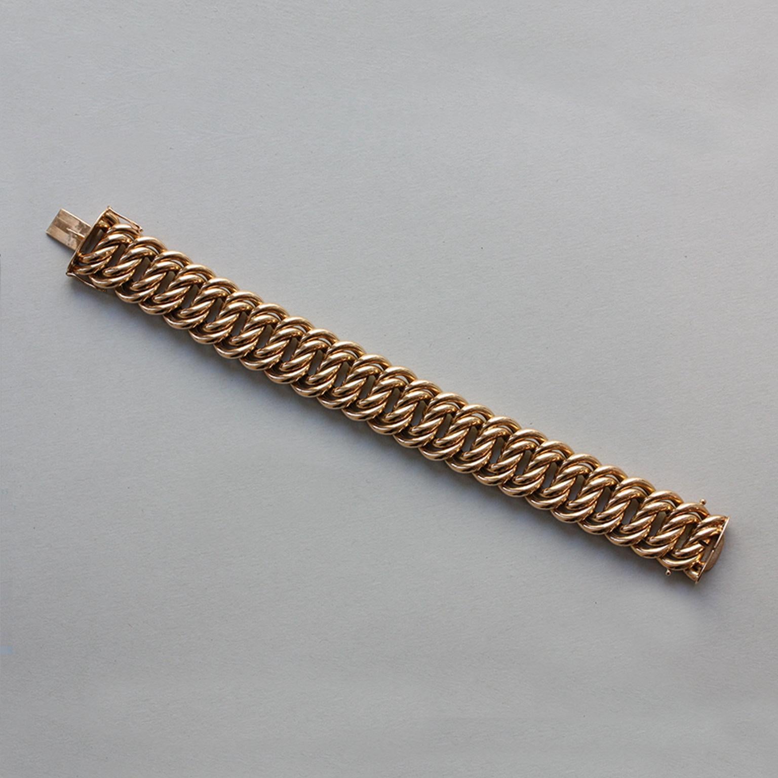 A 14 carat gold double American link bracelet.

weight: 71 grams
dimensions: 21 x 2 cm