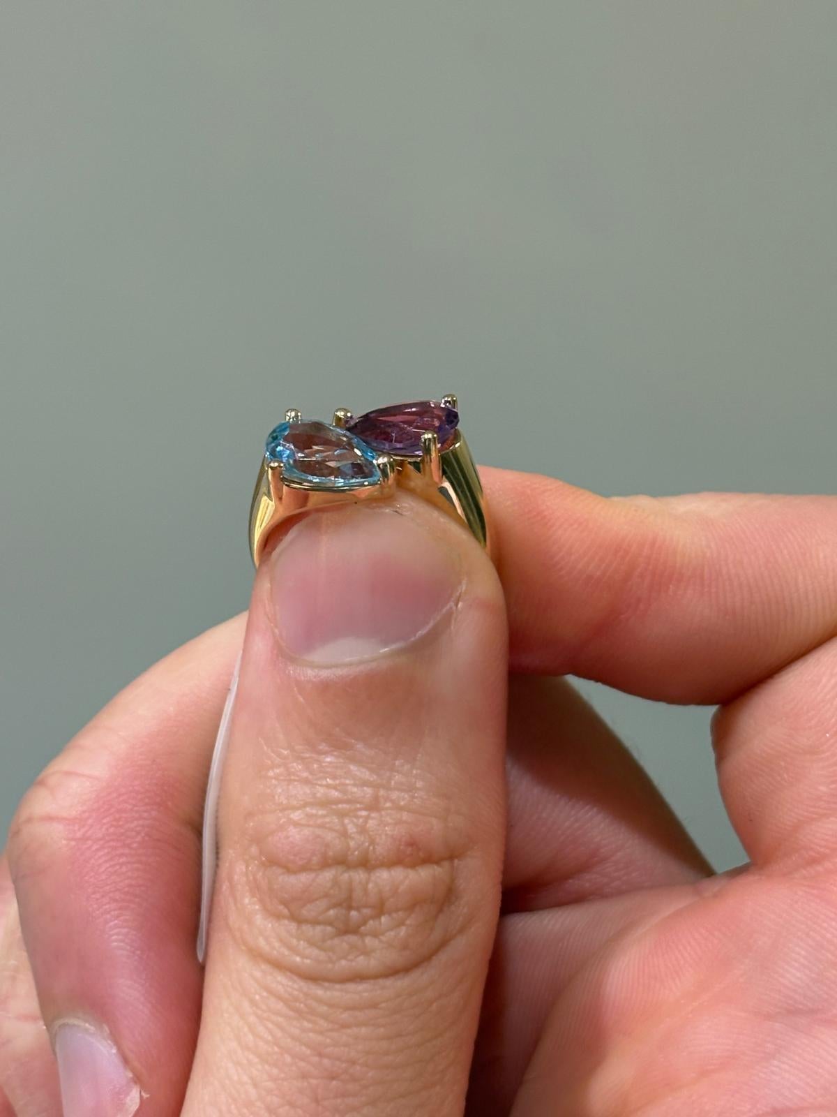 Taglio a goccia Anello in oro, ametista e topazio blu in vendita