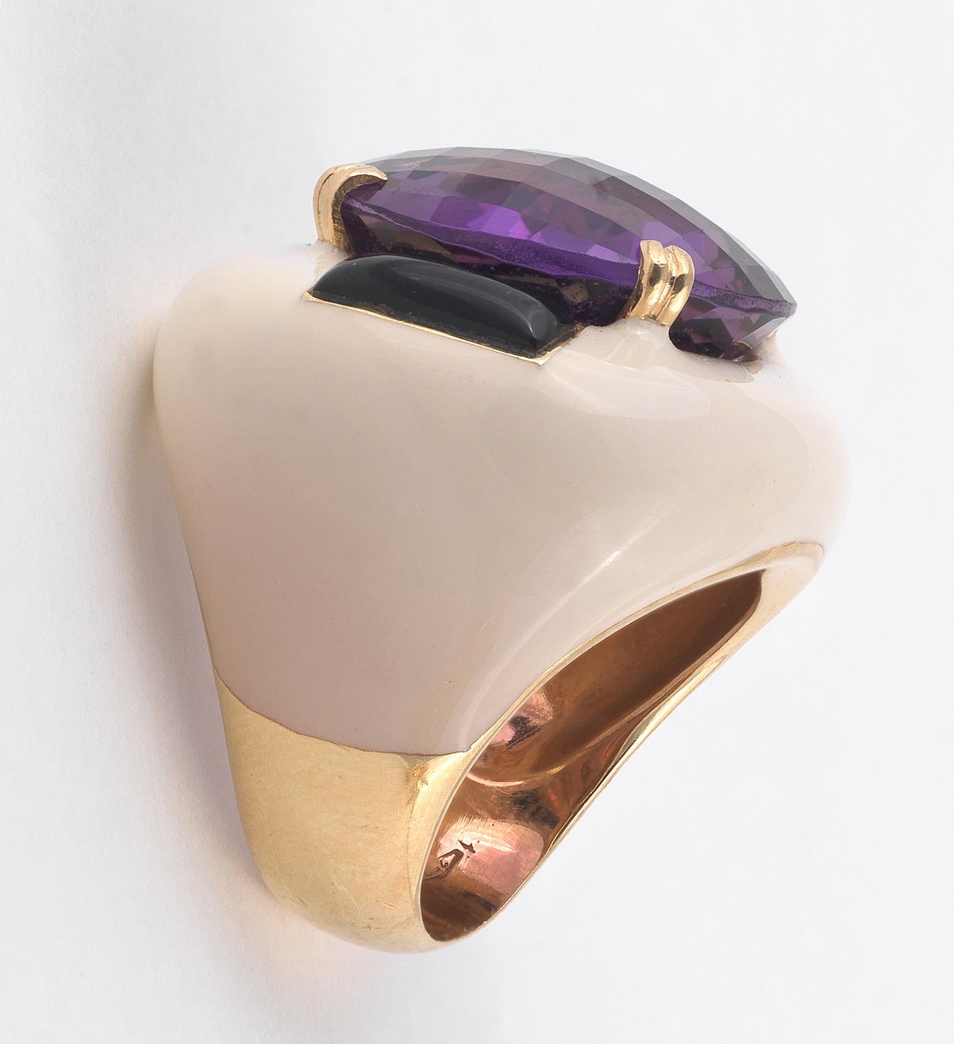 BERNARDO ANTICHITÀ PONTE VECCHIO FLORENCE 

The round-cut amethyst in four claw setting, between onyx and cream enamel shoulders, ring size 7 1/2.
Weight : 31.8gr.
