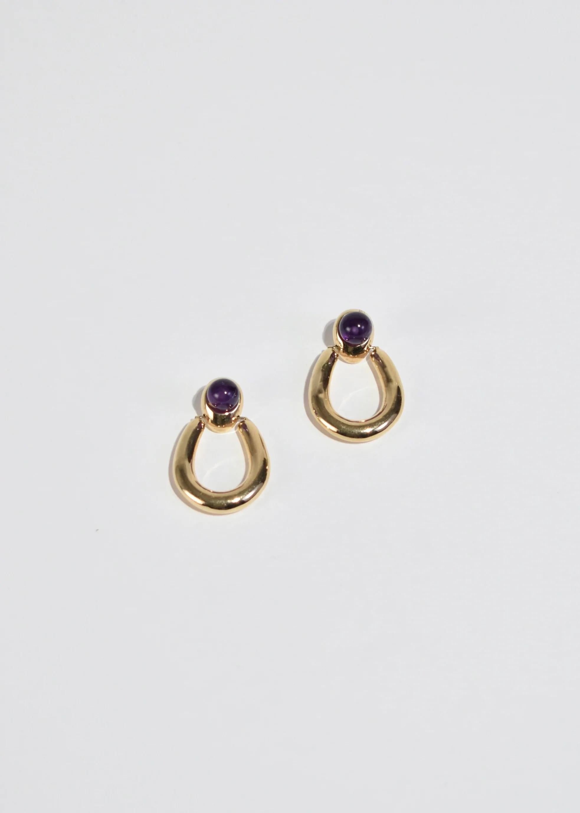 Beautiful vintage earrings with oval drop detail and round amethyst cabochons, pierced. Stamped 14k.

Material: 14k gold, amethyst.