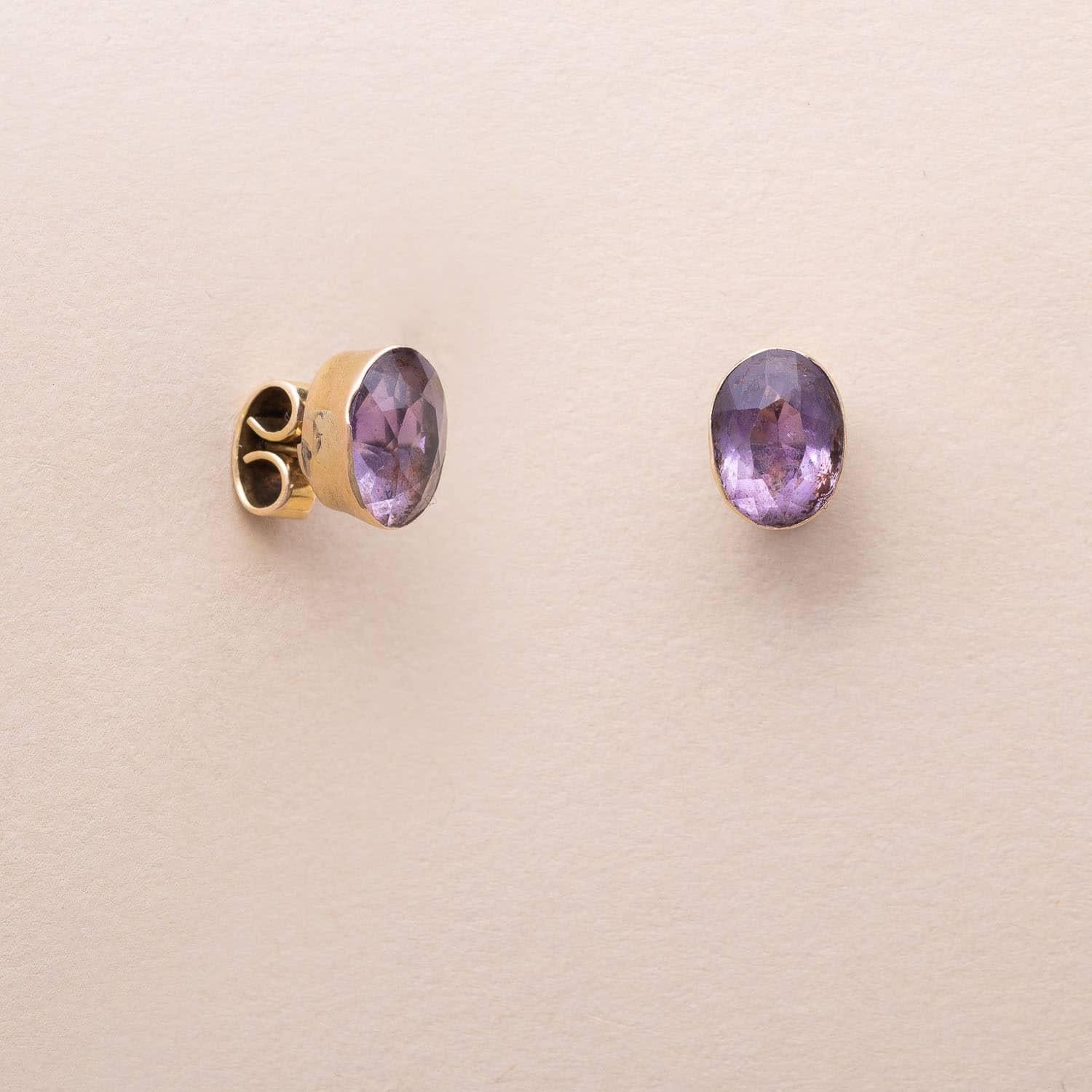 9K (375°/00) gold ear studs. Set with oval-cut amethysts. 

Possibly from England 

20th century 

Dimensions : 1 x 0.5 cm 

Gross weight : 2.72g 