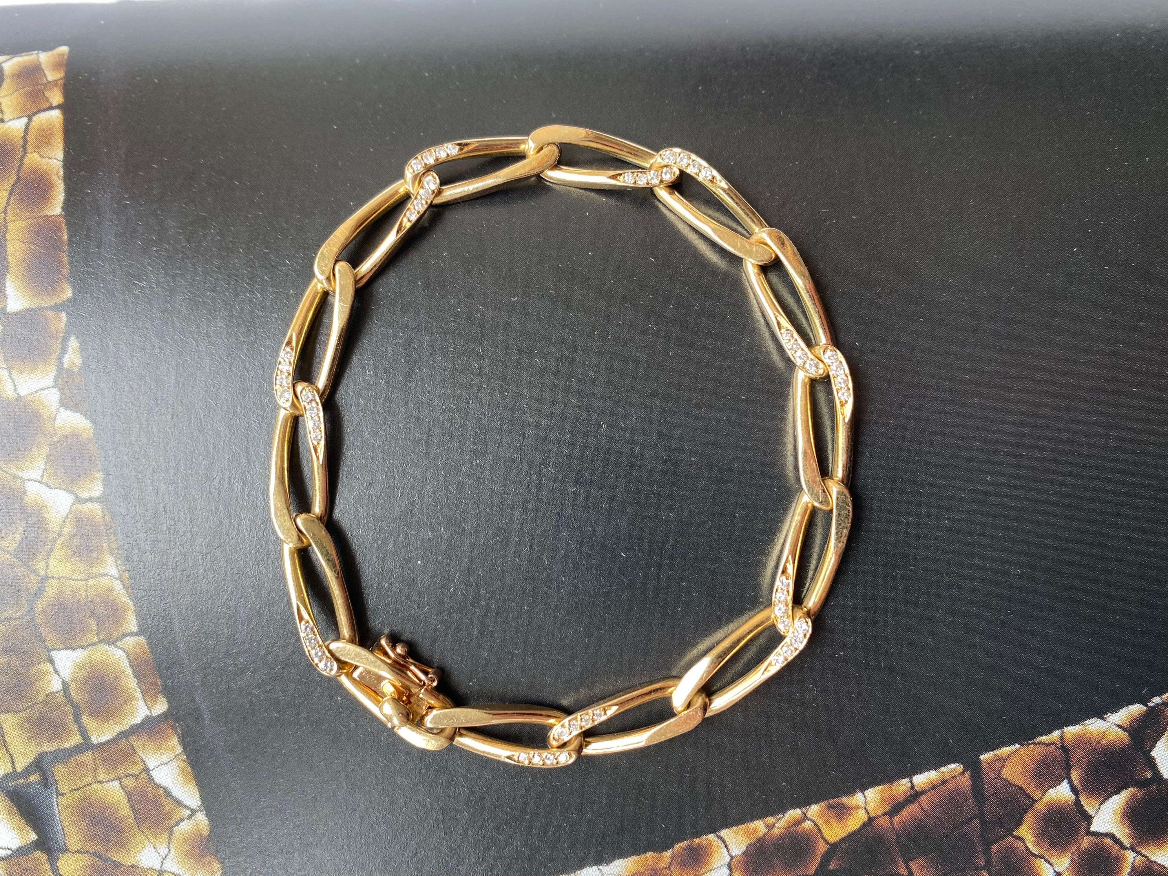 An 18 carat gold bracelet with a oval curb link, each link with four brilliant cut diamonds (app. 0.78 carat), signed and numbered: Cartier, 400041.

weight: 20 grams
length: 19 cm
width: 5-6 cm