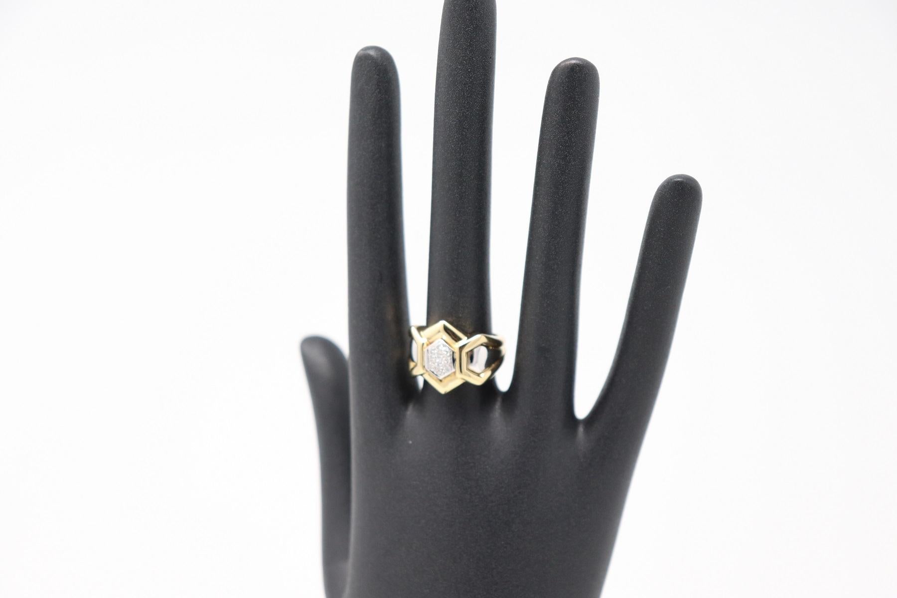 Signert Ring in yellow gold 0.12 carat diamonds. Italian designer Gianni Carità. With original packaging of the Griffe.
Standard Italy ring size 15 please look at the photo with conversion ring measures for each country.
This ring is perfect for a