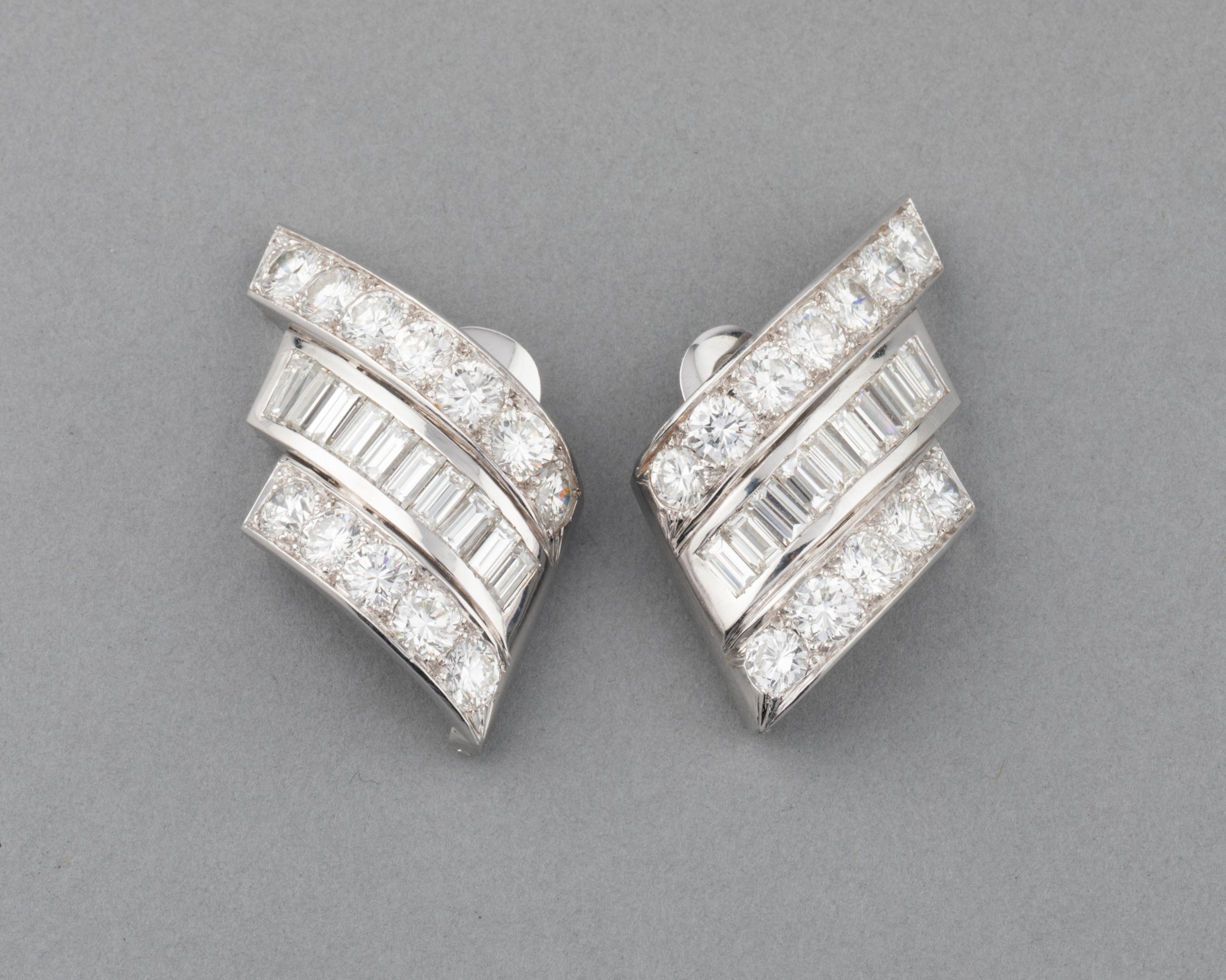 Very beautiful pair of earrings, made in France circa 1950.
The diamonds are high quality, 5 carats per earrings. 2 lines of brilliant cut diamonds (4.20 carats) and one line of baguettes (1.10 carats).
They are big: 4 cm height and 2 cm width (1.6