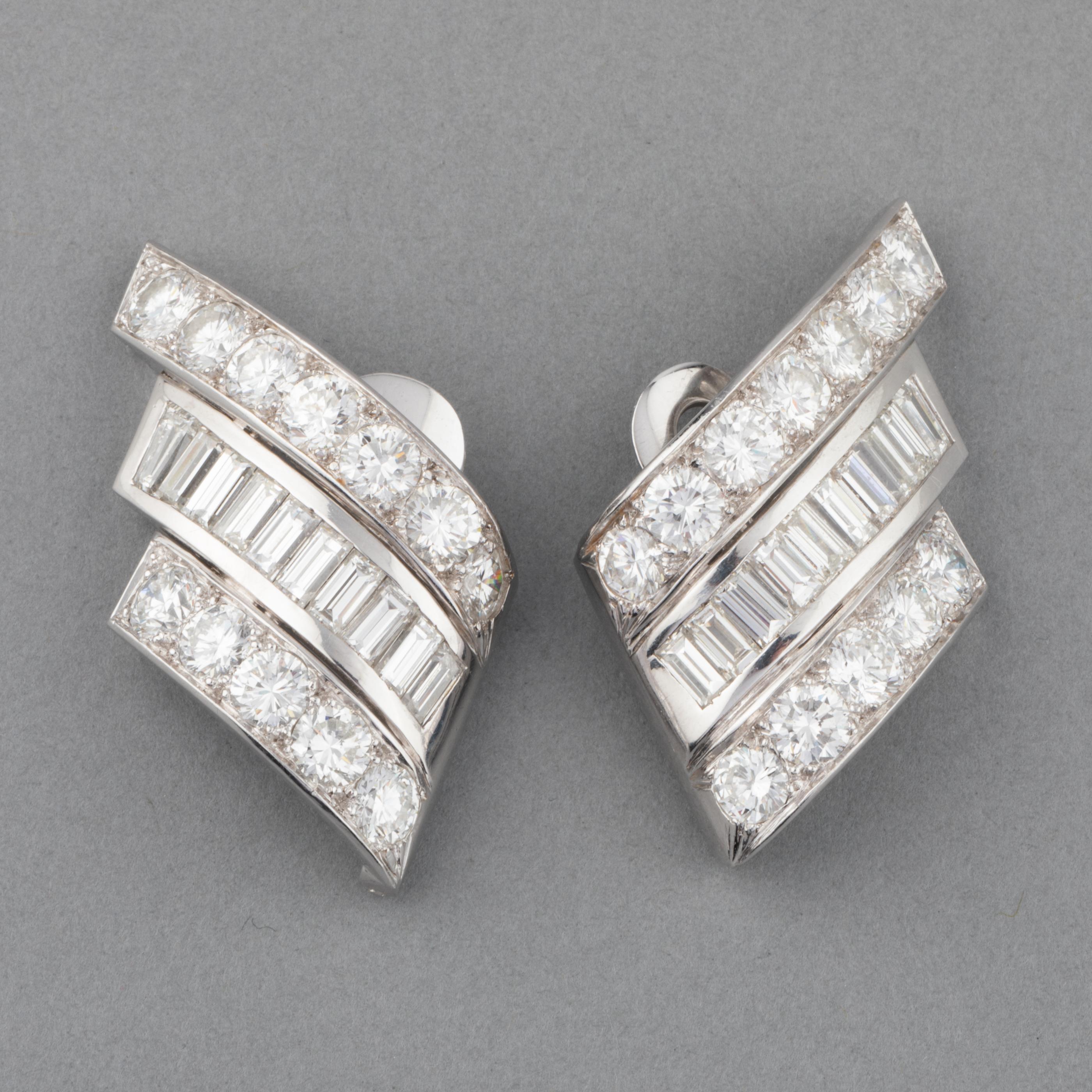 Round Cut Gold and 10 Carats Diamonds French Vintage Earrings For Sale