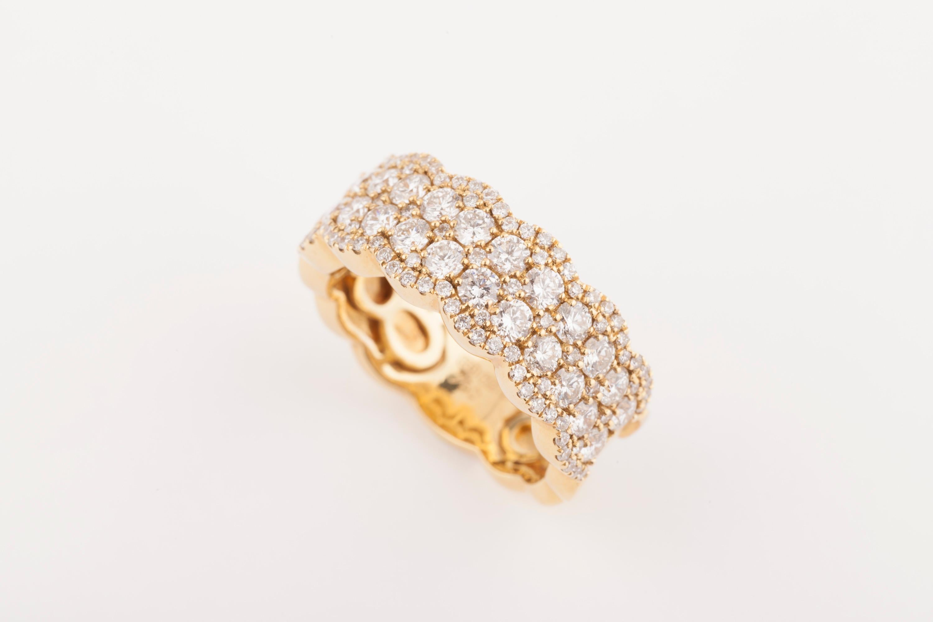 Round Cut Gold and 1.80 Carat Diamonds Band Ring For Sale