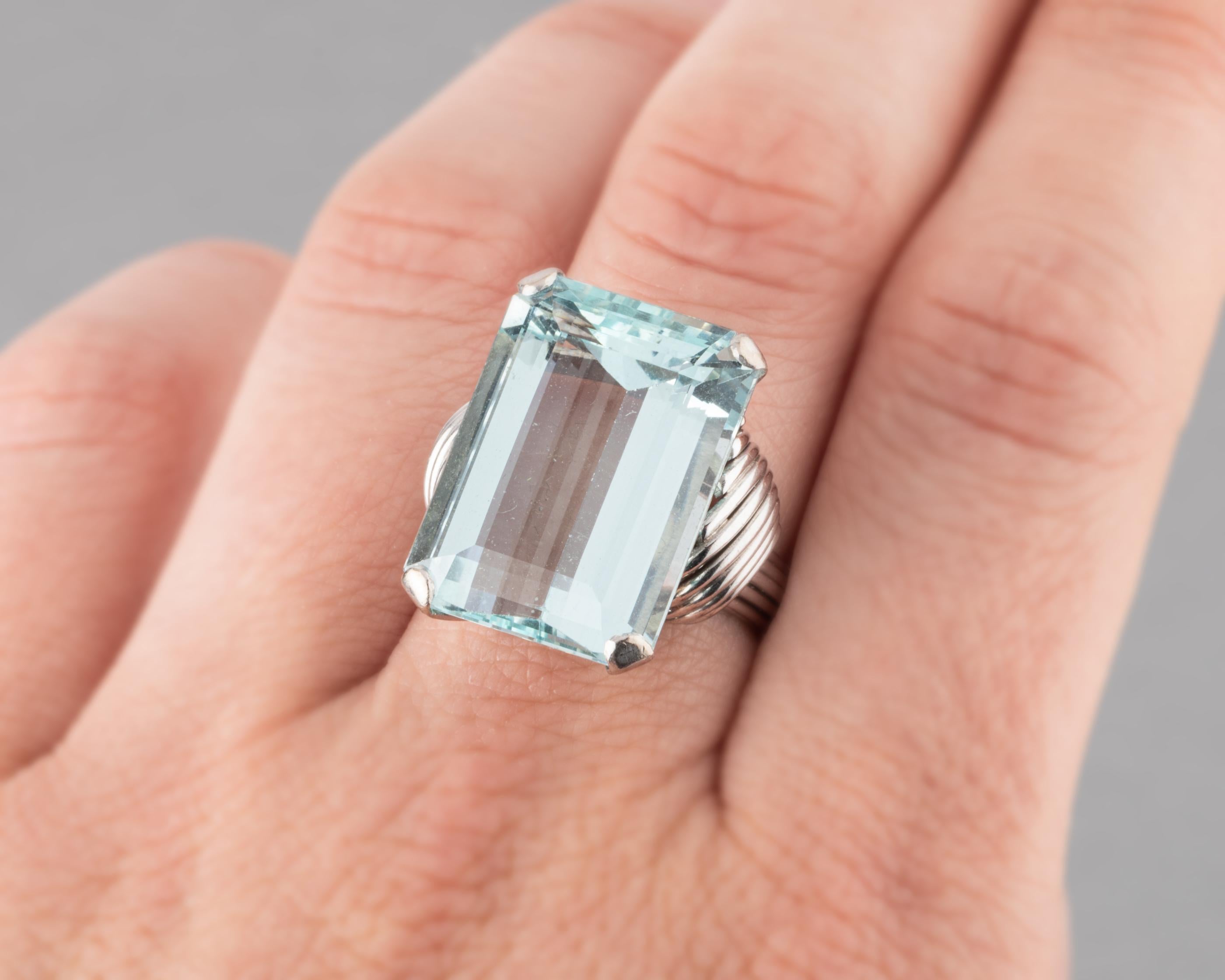 Very lovely vintage ring, made circa 1950/1960.
Made in white gold 18k and set with a big aquamarine of 25 carats estimate.
Dimension of aquamarine: 21*15 mm and 9mm depth
Finger size is 6.5 USA of 55 Europe
Total weight: 12.70 grams