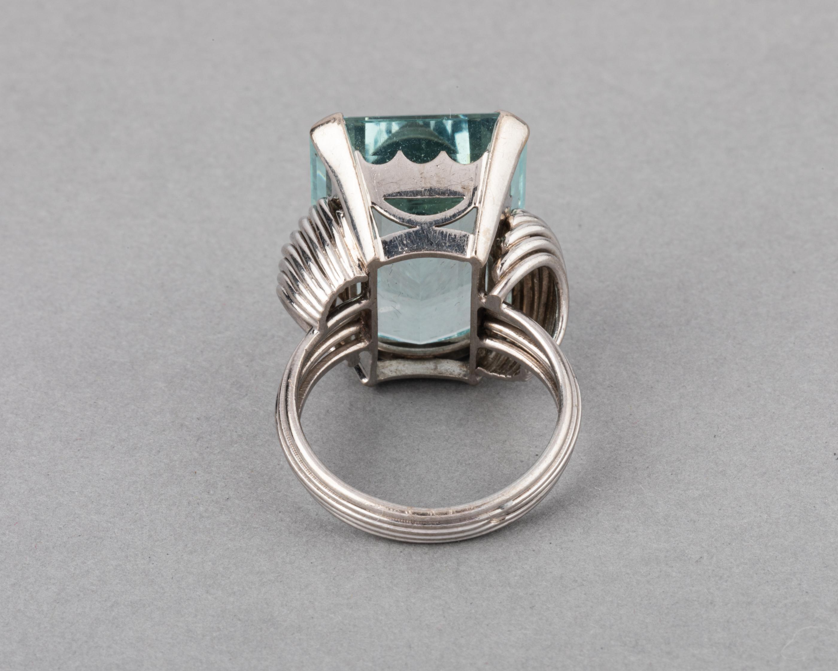 Gold and 25 Carats Aquamarine French Vintage Ring In Good Condition In Saint-Ouen, FR