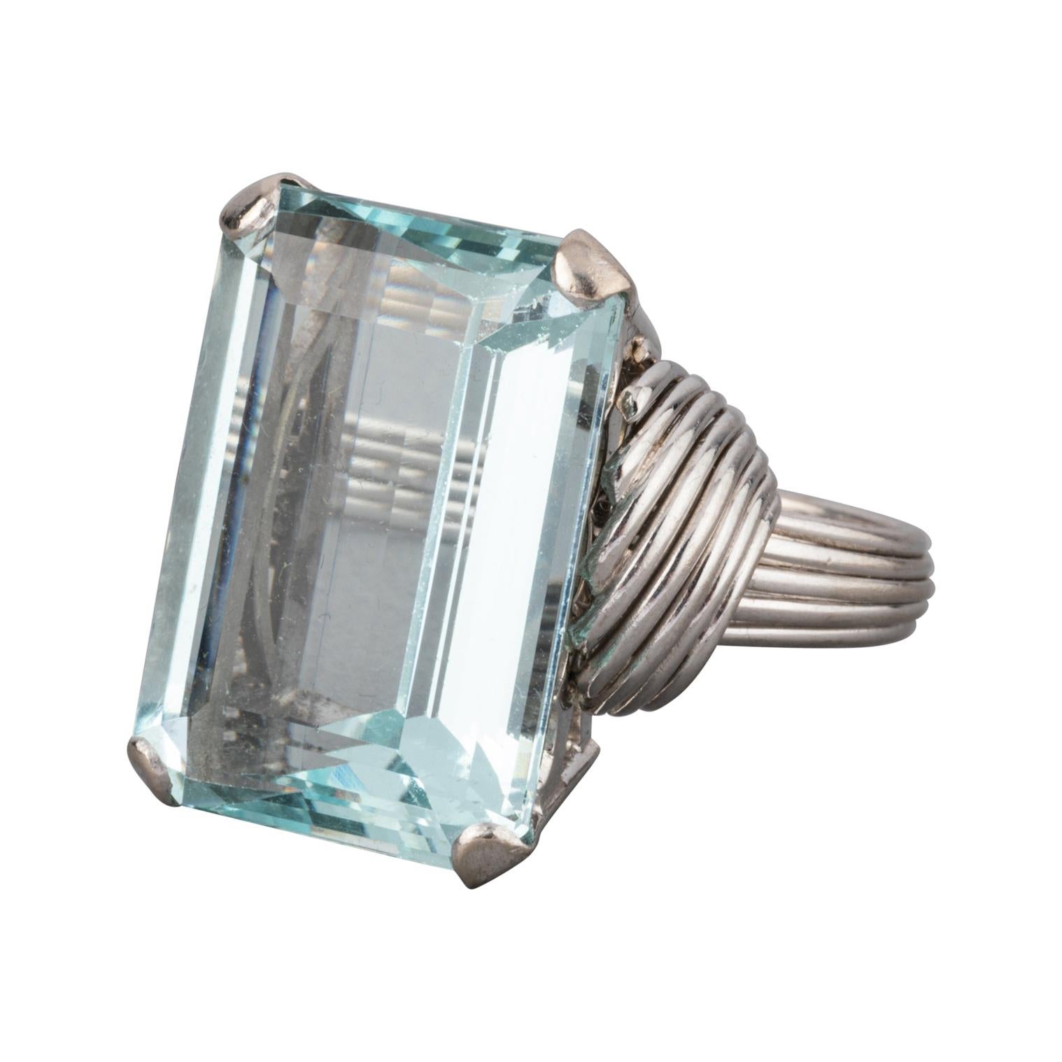 Gold and 25 Carats Aquamarine French Vintage Ring