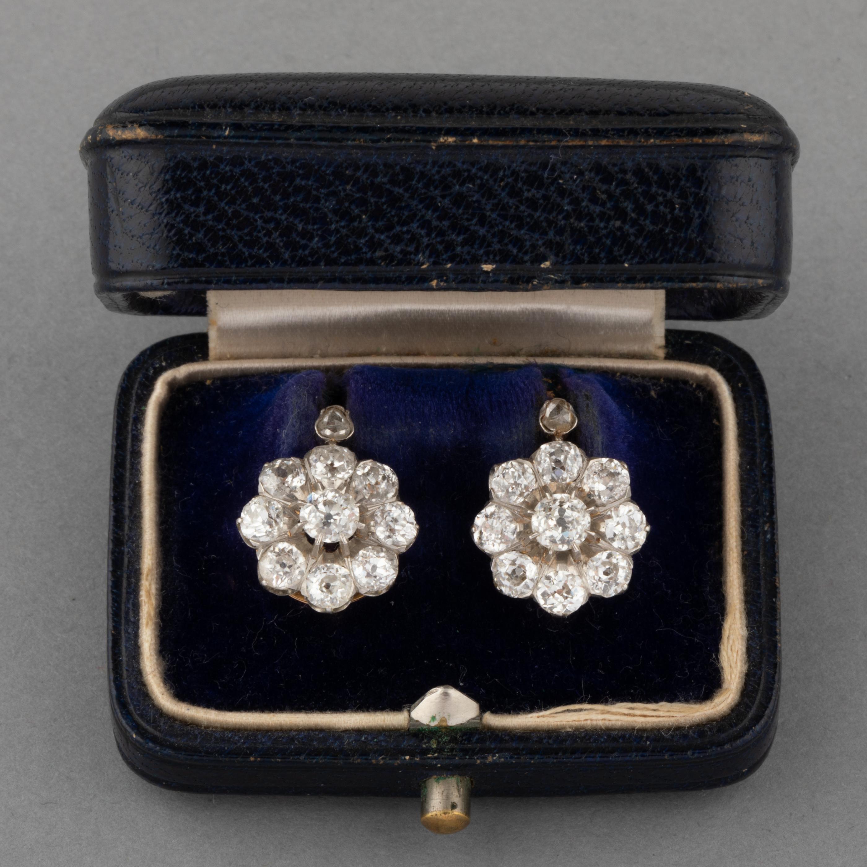 A very lovely pair of antique diamonds earrings. Made in France circa 1900.

Made in rose gold 18k(hallmarks) and set with approximately 2.50 carats of quality Old European cut diamonds. The central diamonds weights 0.20 carats approximately and the