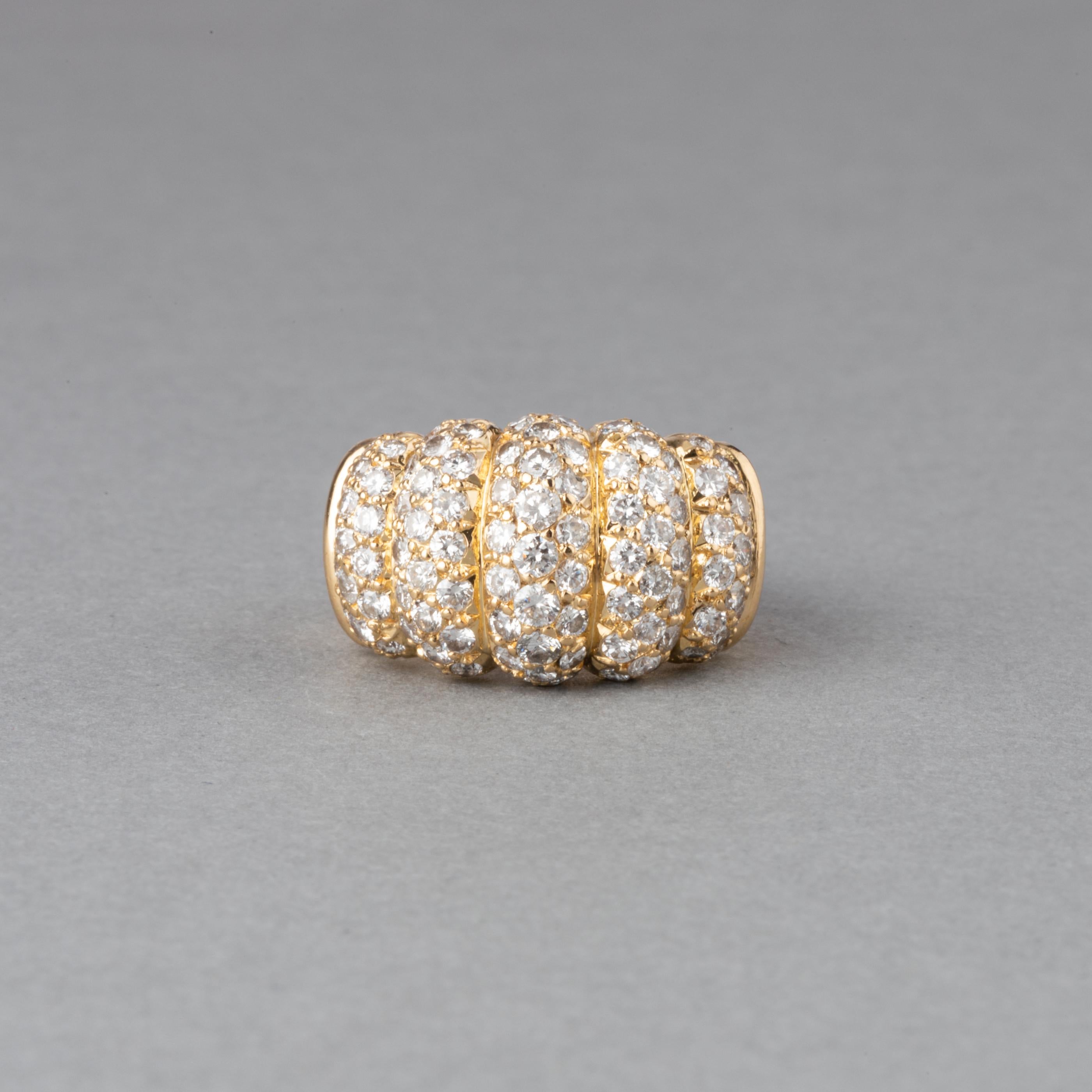 Very beautiful ring, made in France circa 1980.
Made by Van Cleef & Arpels, signed with numbers.
Size 48 , 5.5 USA, possible to resize.
Gold 18k and 2.50 carats of diamonds.
Dimensions: 12mm width, 20 mm large.
Total weight 7.10 grams.