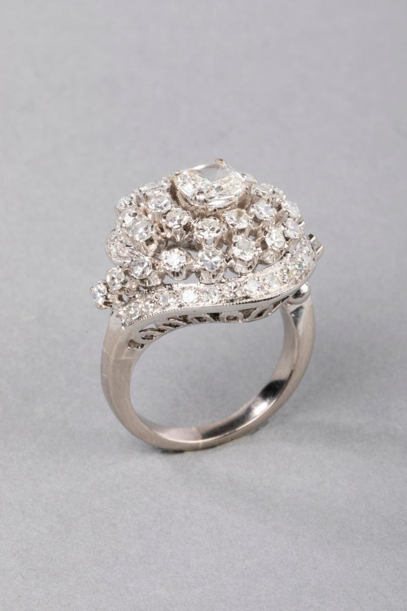 Gold and 3 Carat Diamonds French Cocktail Ring In Good Condition For Sale In Saint-Ouen, FR