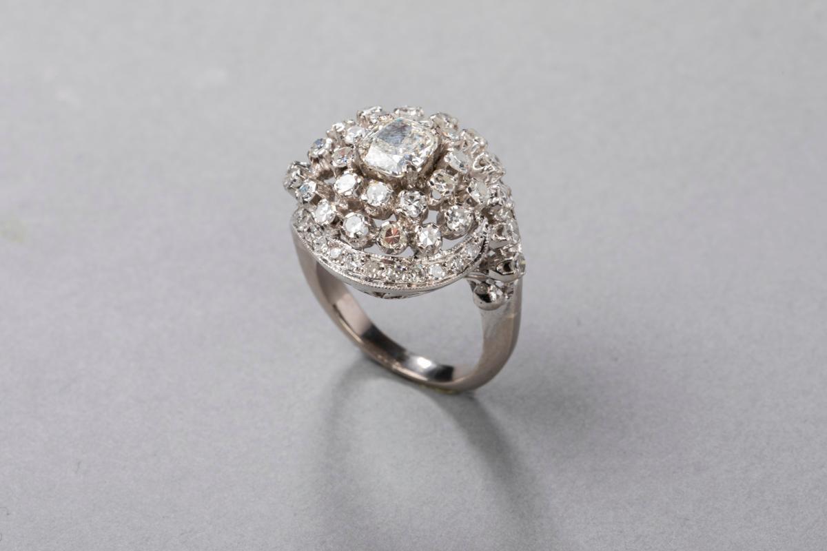 Gold and 3 Carat Diamonds French Cocktail Ring For Sale 2
