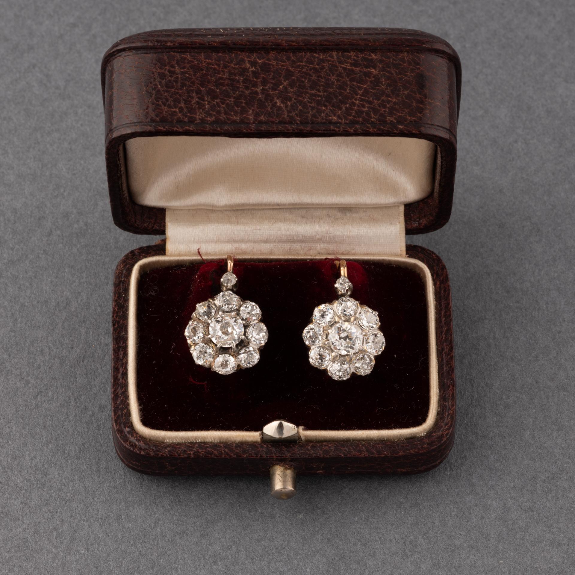 Ein sehr schönes Paar Ohrringe, hergestellt in Frankreich um 1880, in seinem ursprünglichen Fall. 
Die Diamanten sind im alteuropäischen Schliff von guter Qualität. Die Hauptsteine wiegen etwa 0,50 Karat, die Ohrringe 1,50 Karat.
Durchmesser der