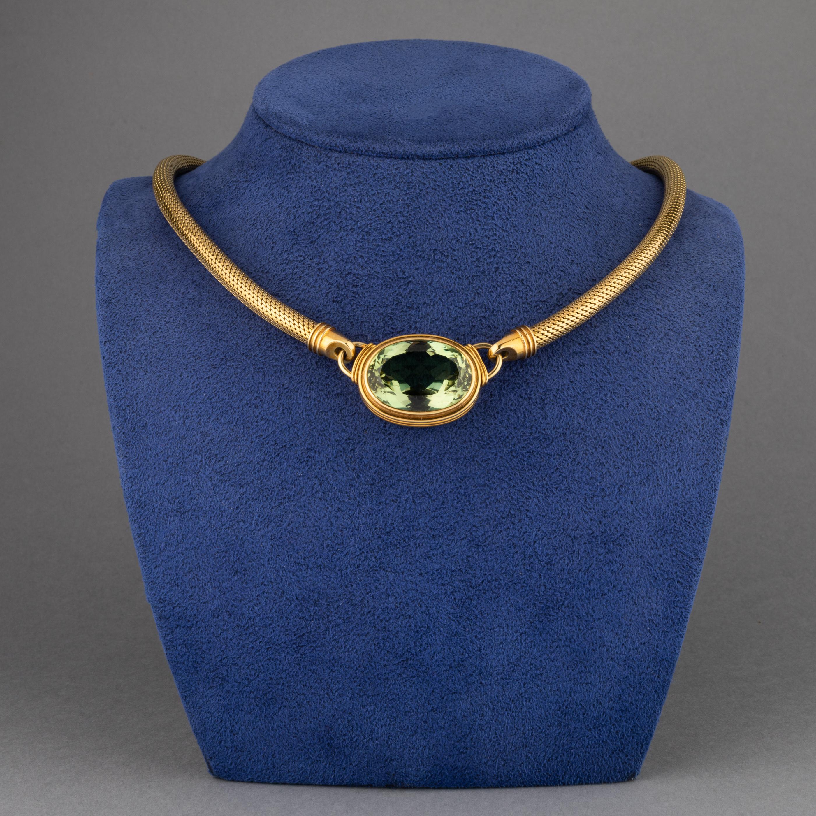 Elegant vintage necklace, made by Gübelin circa 1945.
Made in yellow gold 18k and set with a beautiful and big Peridot of 30 carats estimate.
Mark for gold: the owl, mark of the maker.
The size is 42 cm for the lengh.
The width is 6mm.
The Stone