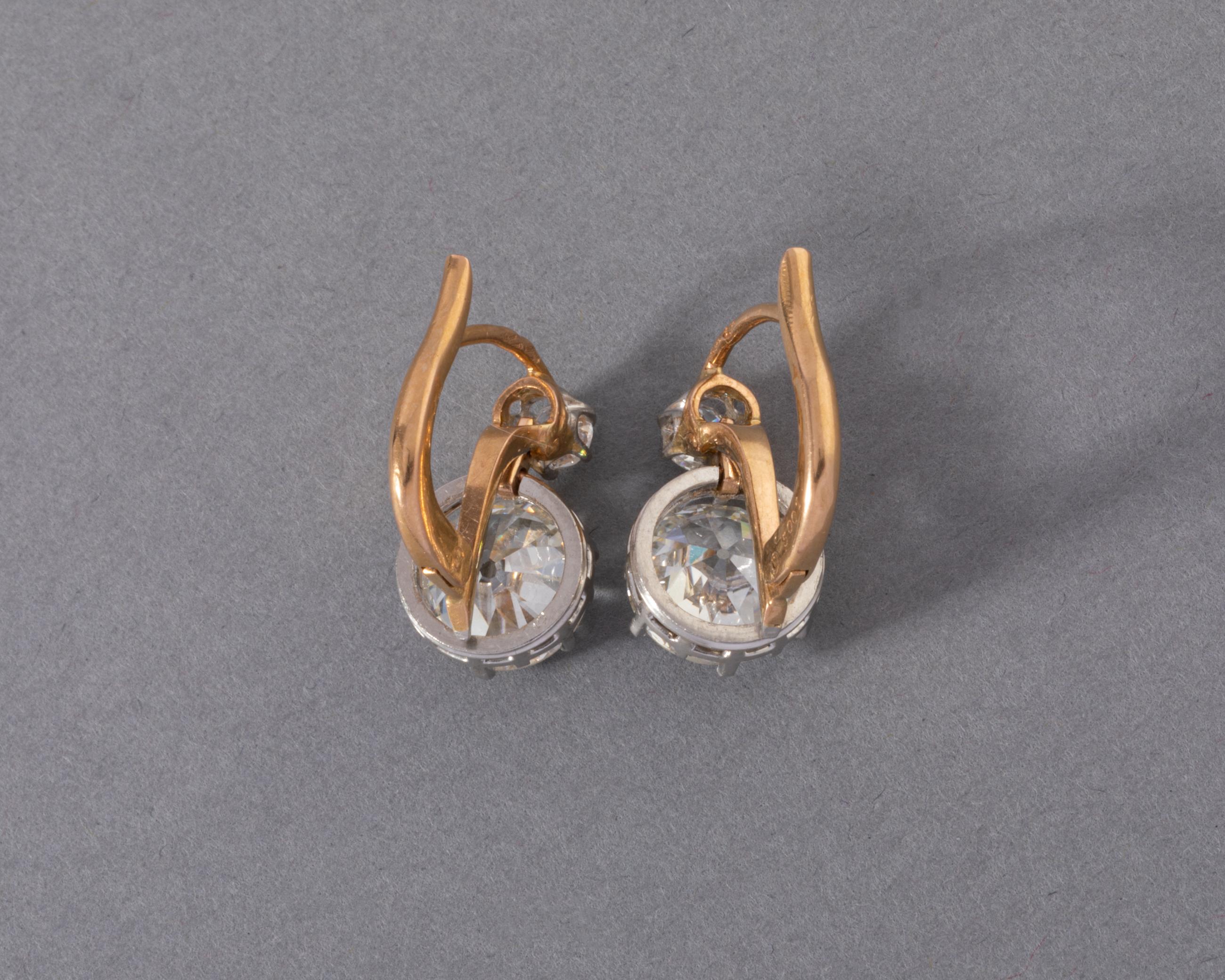 One very beautiful pair of antique French Earrings, made circa 1900.
Made in rose and white gold 18k: multiple hallmarks (eagle heads).
The two principal diamond weights exactly 1.78 and 1.92 carats. The are good quality, they are clear (Vs clarity