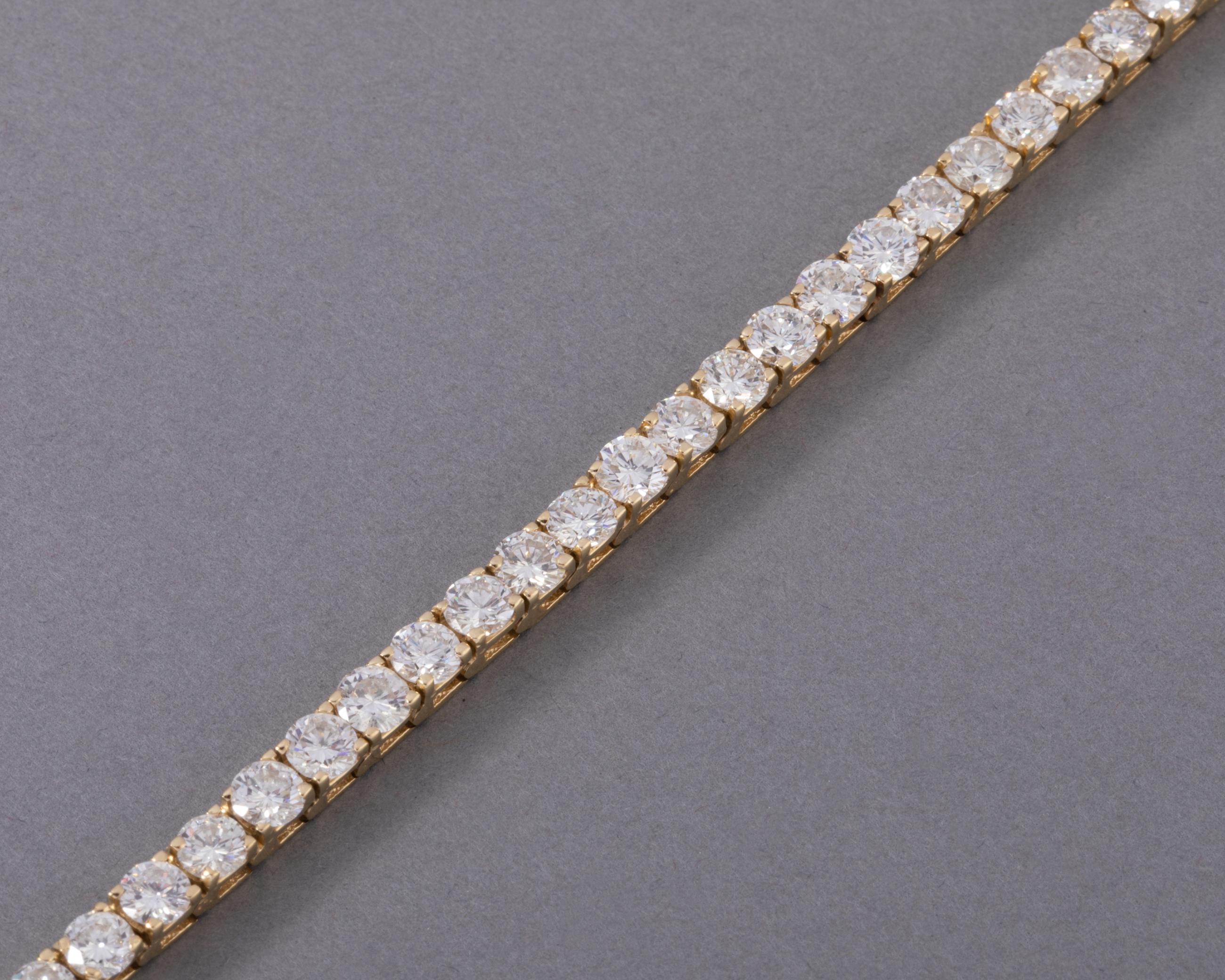 One very beautiful bracelet. Made in yellow gold 14k.
The diamonds weights 9/10 carats approximately. The diamonds are white color, quality is H Vs2 / SiI1 clarity.
The length is 18 cm.
Total weight 13 grams