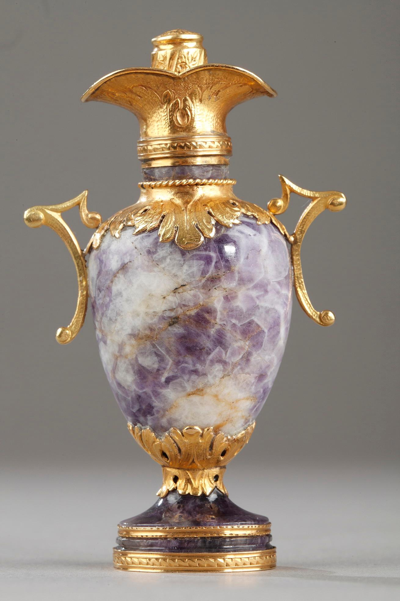 Piriform perfum bottle in amethyst. The body of the bottle is made of a hard stone, the amethyst set in a gold mount with bent handles and chiselled acanthus leaves. Rare in the 18th century, it comes mainly from Brazil. In the 18th century and