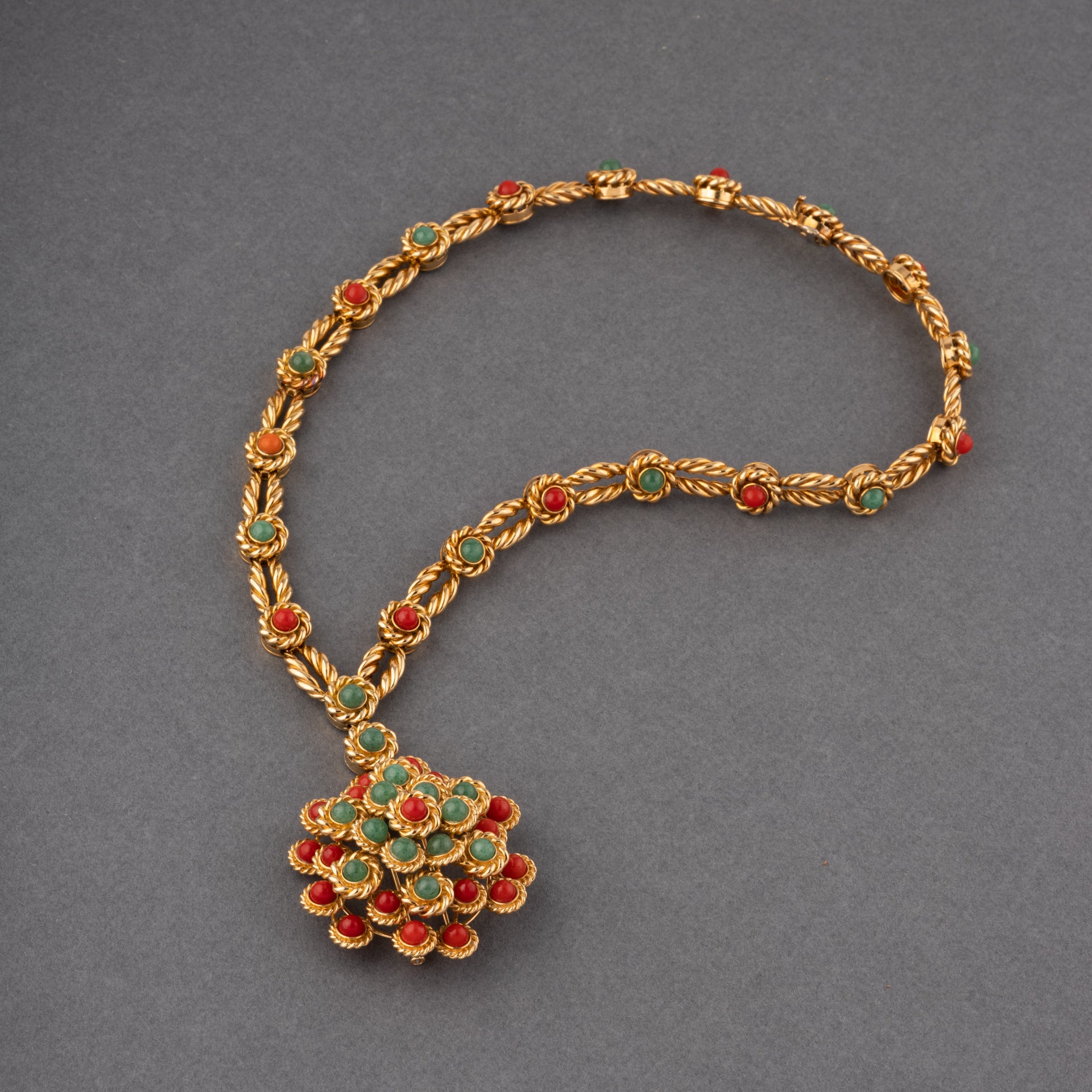 A very beautiful pendant necklace, made in France circa 1960.
Made in yellow gold 18k, it is important: 174 grams.
French hallmarks for 18k gold: the eagle head.
Set with coral and aventurine cabochons. The length is 47 cm or 18.8 inches.
The