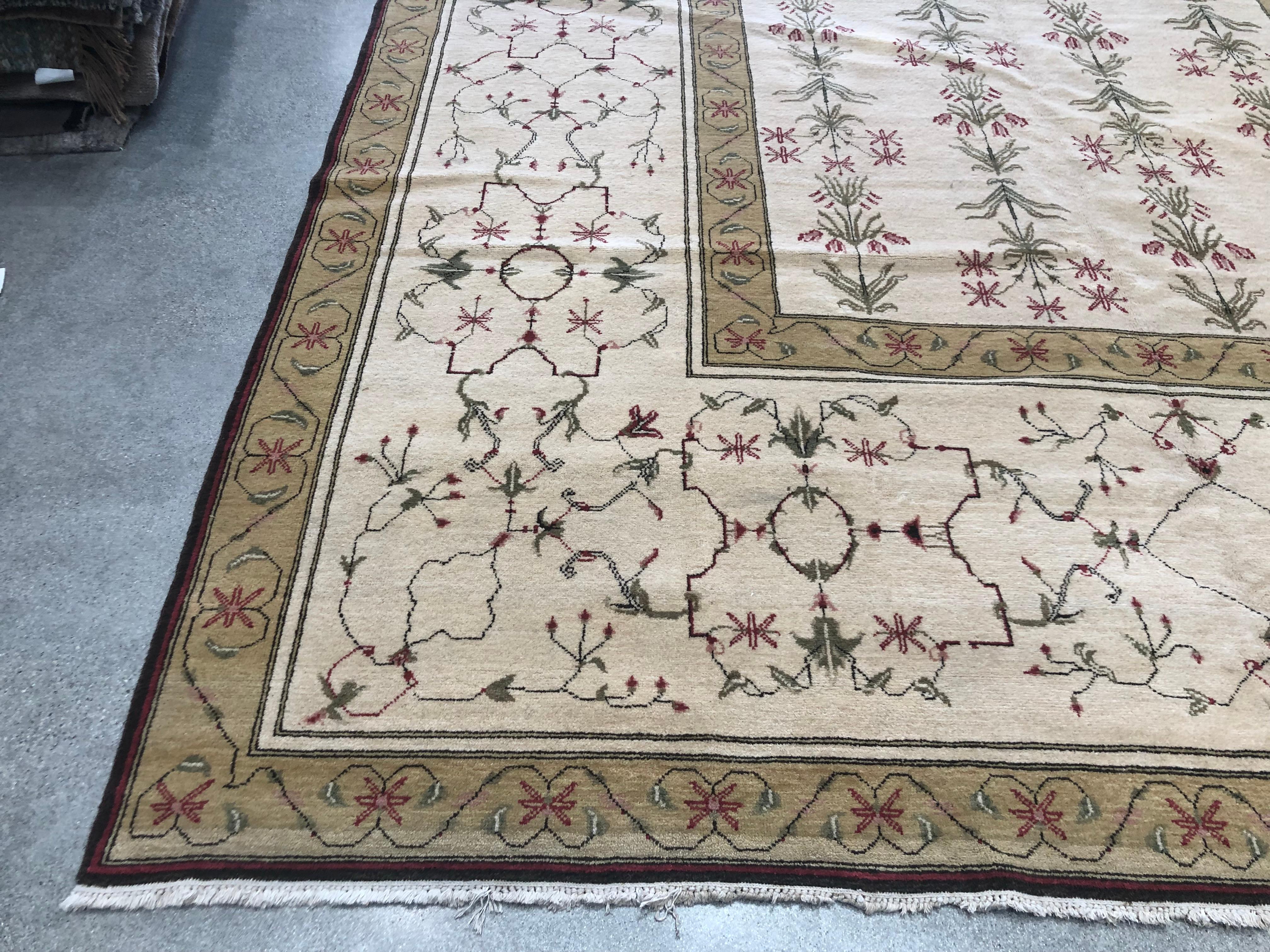 Un tappeto dalle proporzioni eleganti composto da rettangoli dorati e beige abbinati a un delicato motivo floreale verde e rosso. Lana annodata a mano.