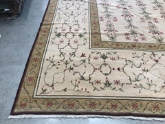 Tapis à fleurs doré et beige