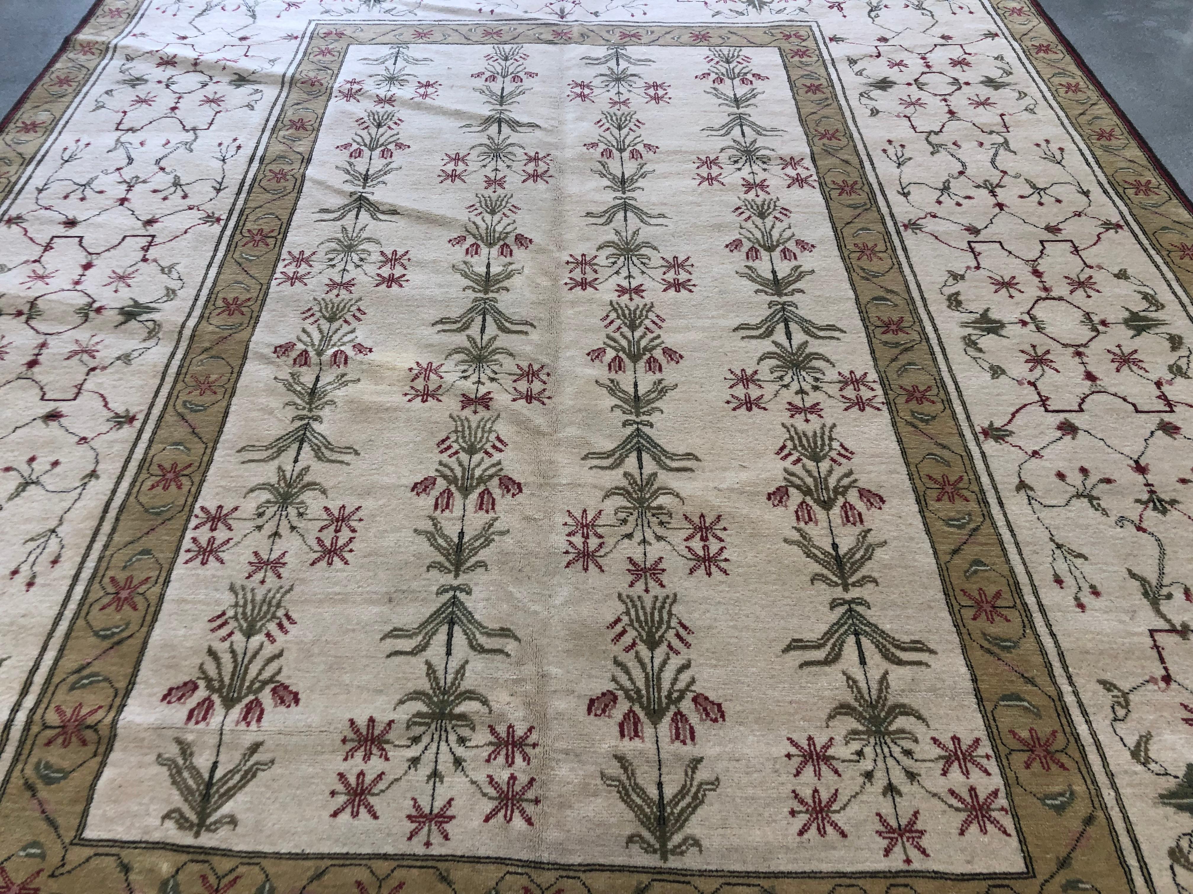 Europeo Tappeto floreale oro e beige in vendita