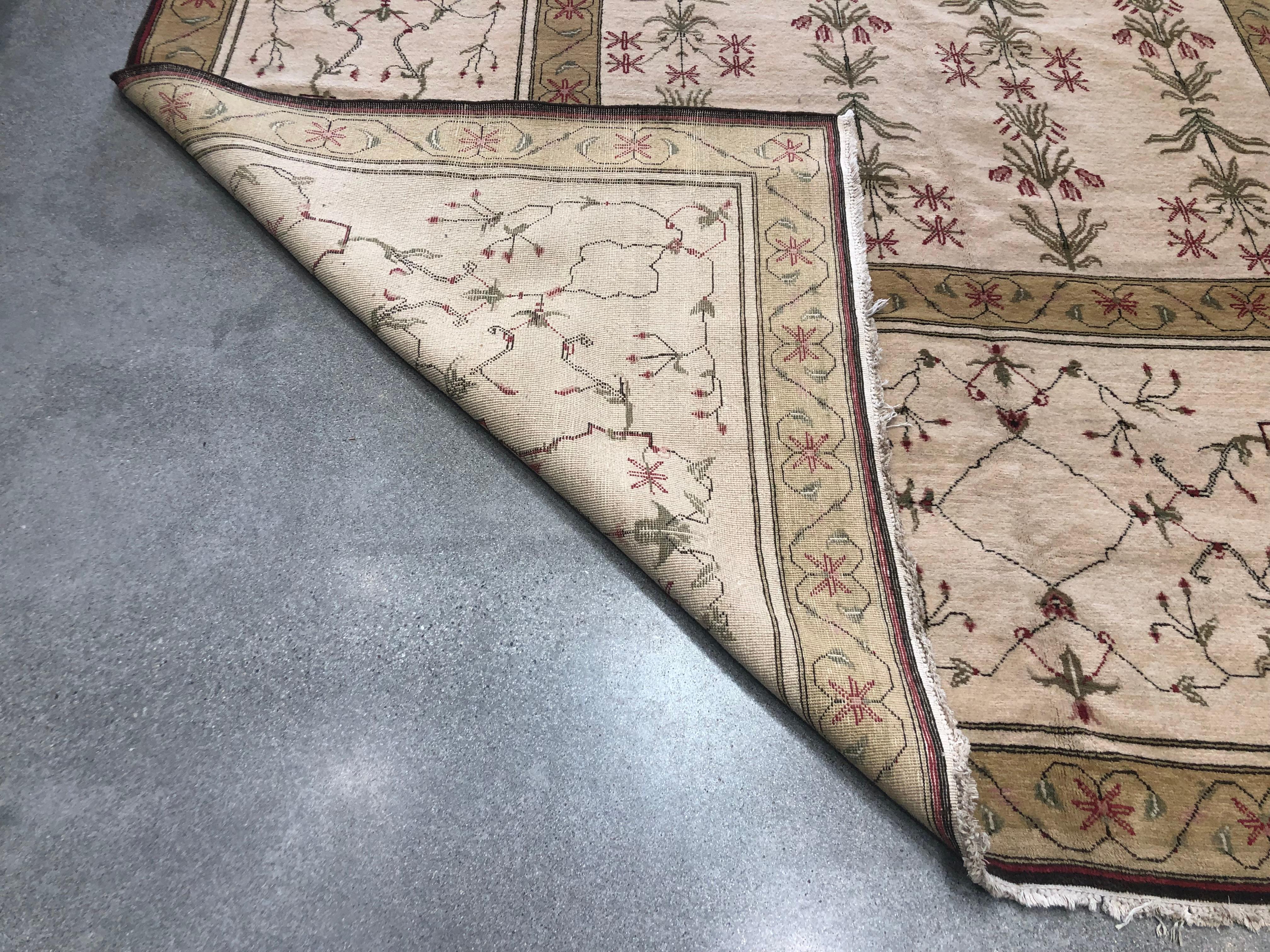 Annodato a mano Tappeto floreale oro e beige in vendita