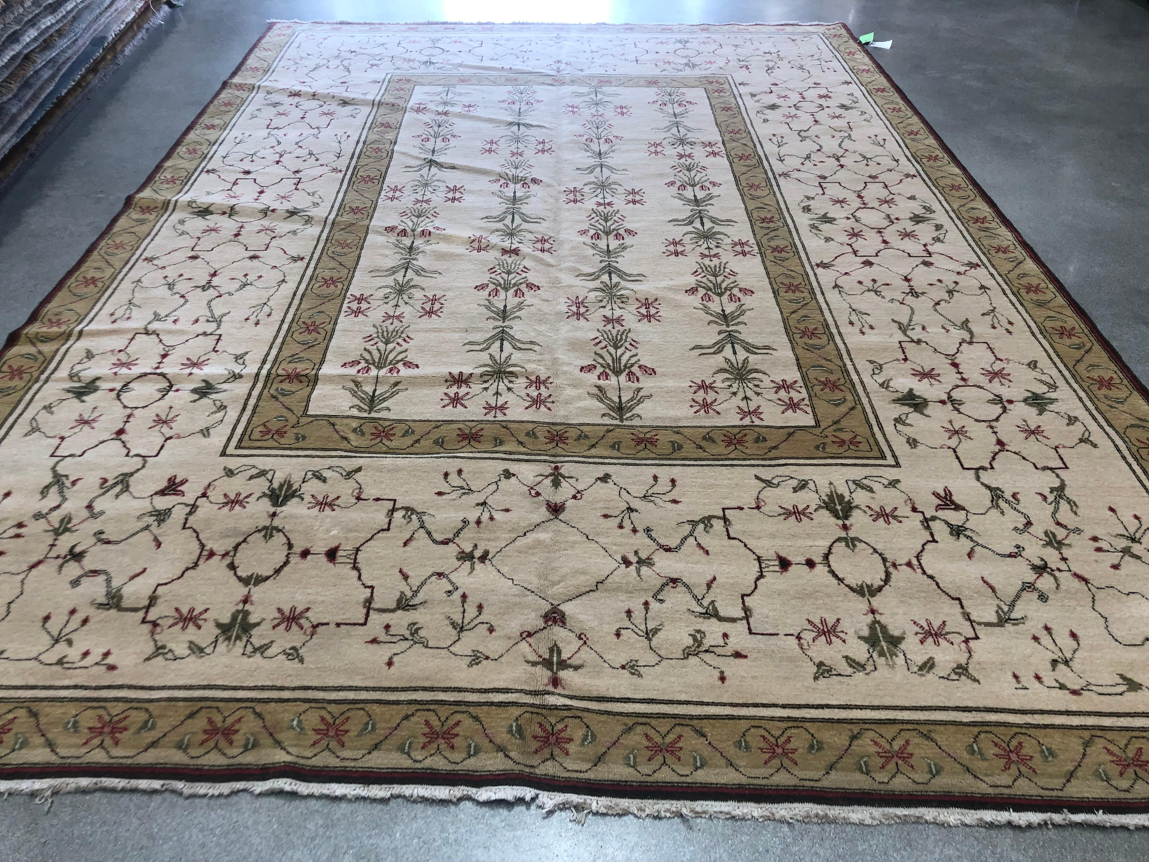 Tappeto floreale oro e beige In condizioni Nuovo in vendita a West Hollywood, CA