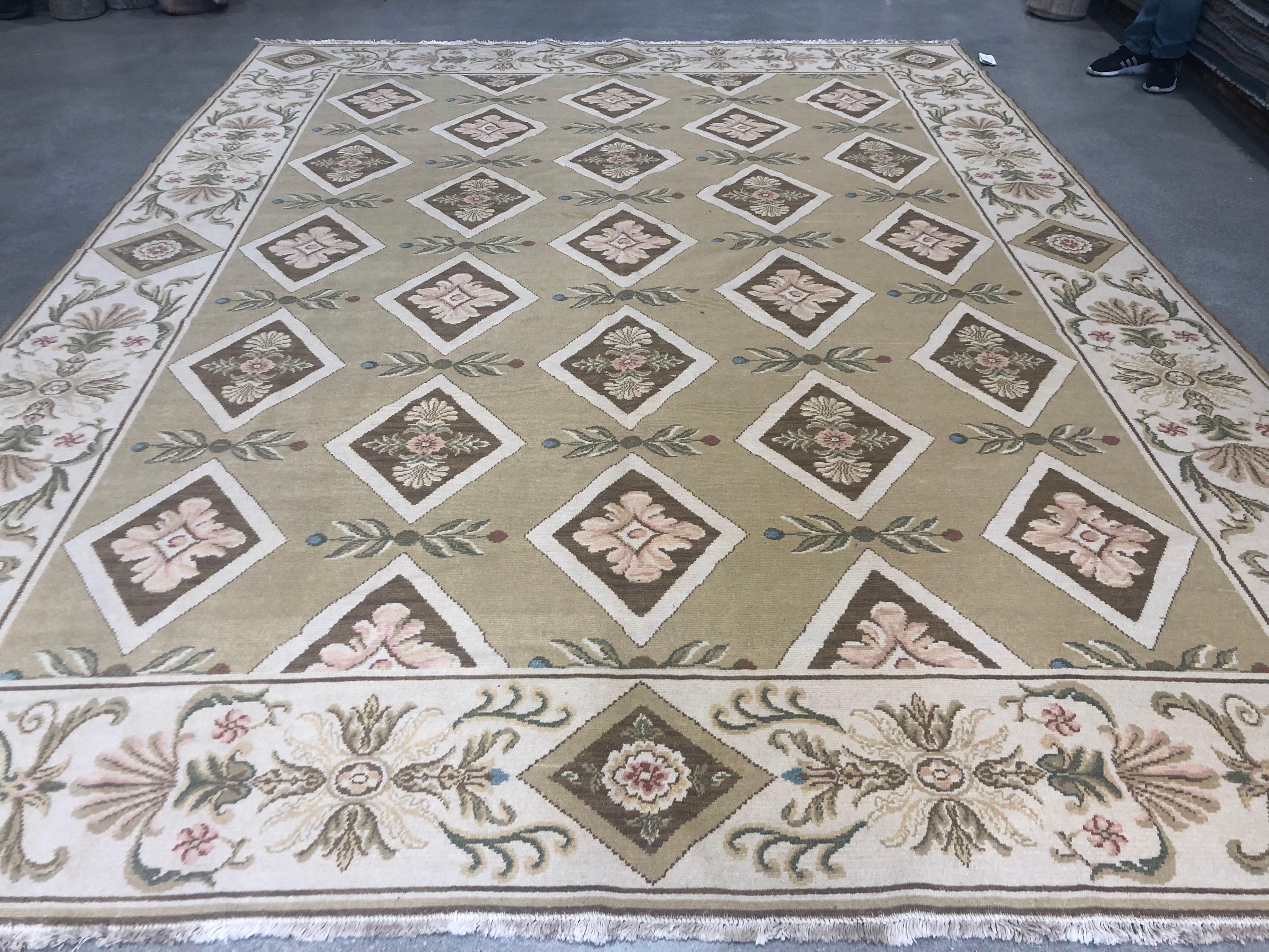 tappeto beige e oro