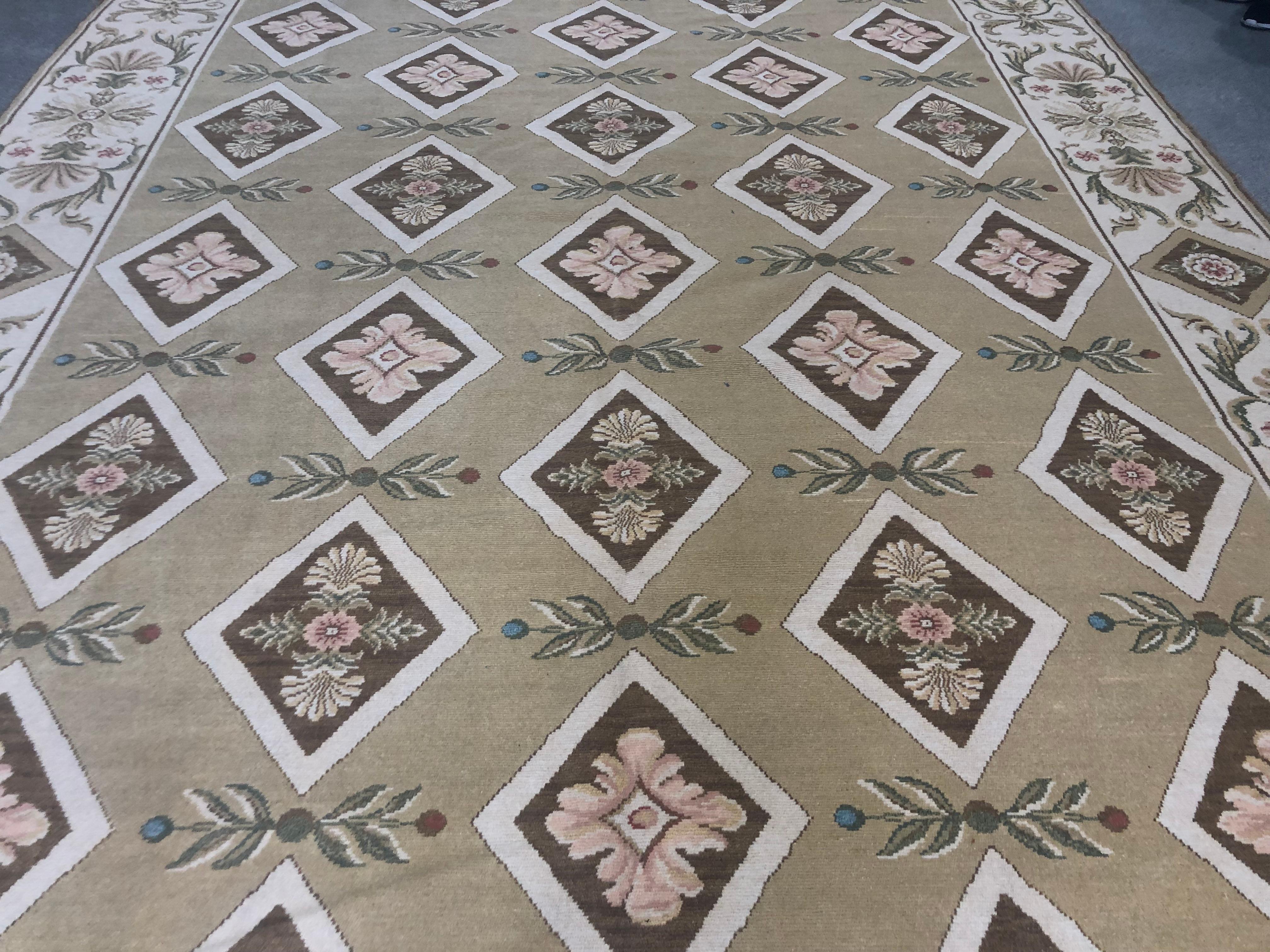 Annodato a mano Tappeto Oro e Beige Fiori e Diamanti in vendita