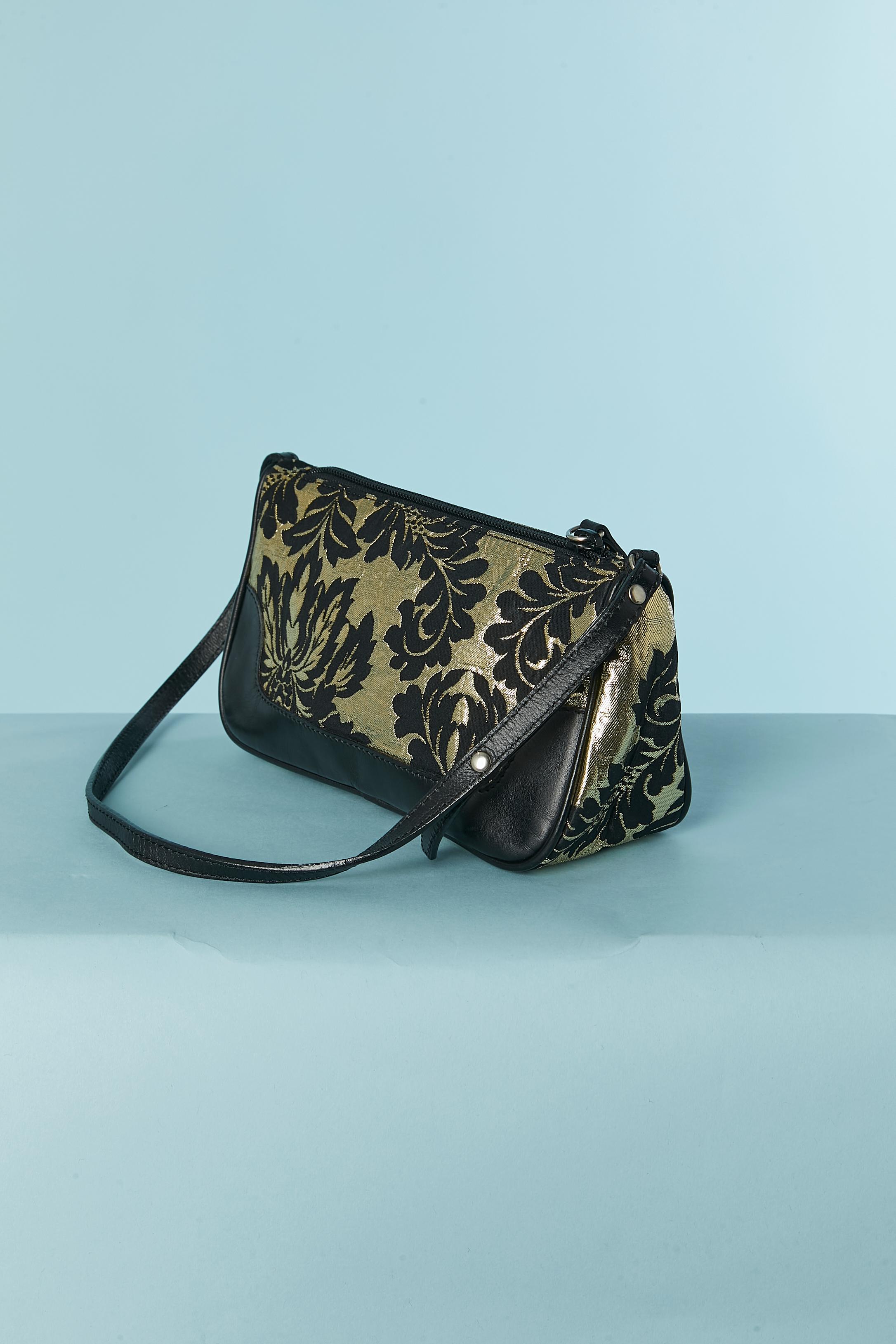 Gold and black damask evening bag with leather bottom. Zip closure on the top . Nylon lining. One flat pocket inside . 
SIZE 20cm X 12cm X 6,5cm