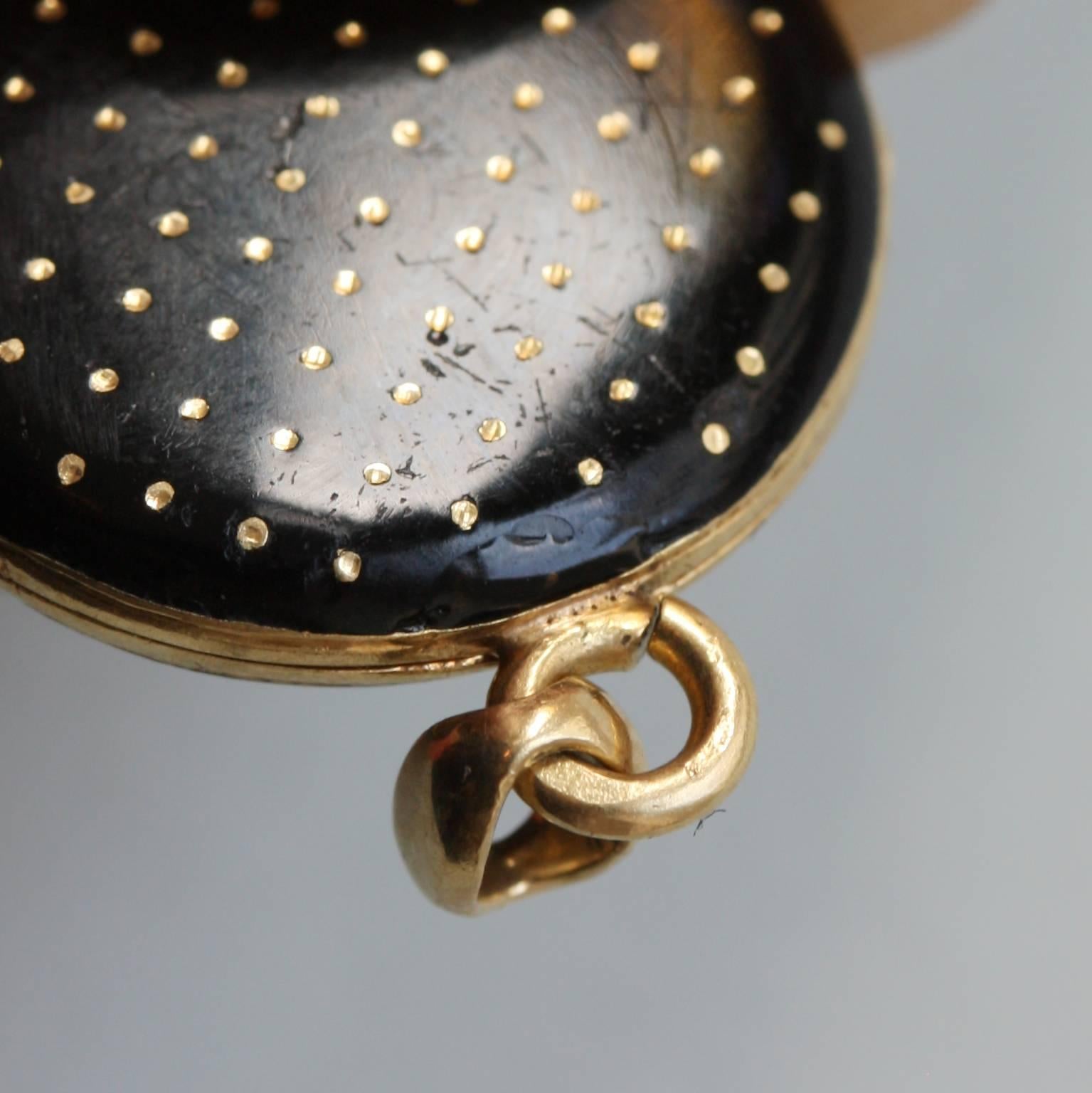 Gold and Black Enamel Locket In Good Condition In Amsterdam, NL