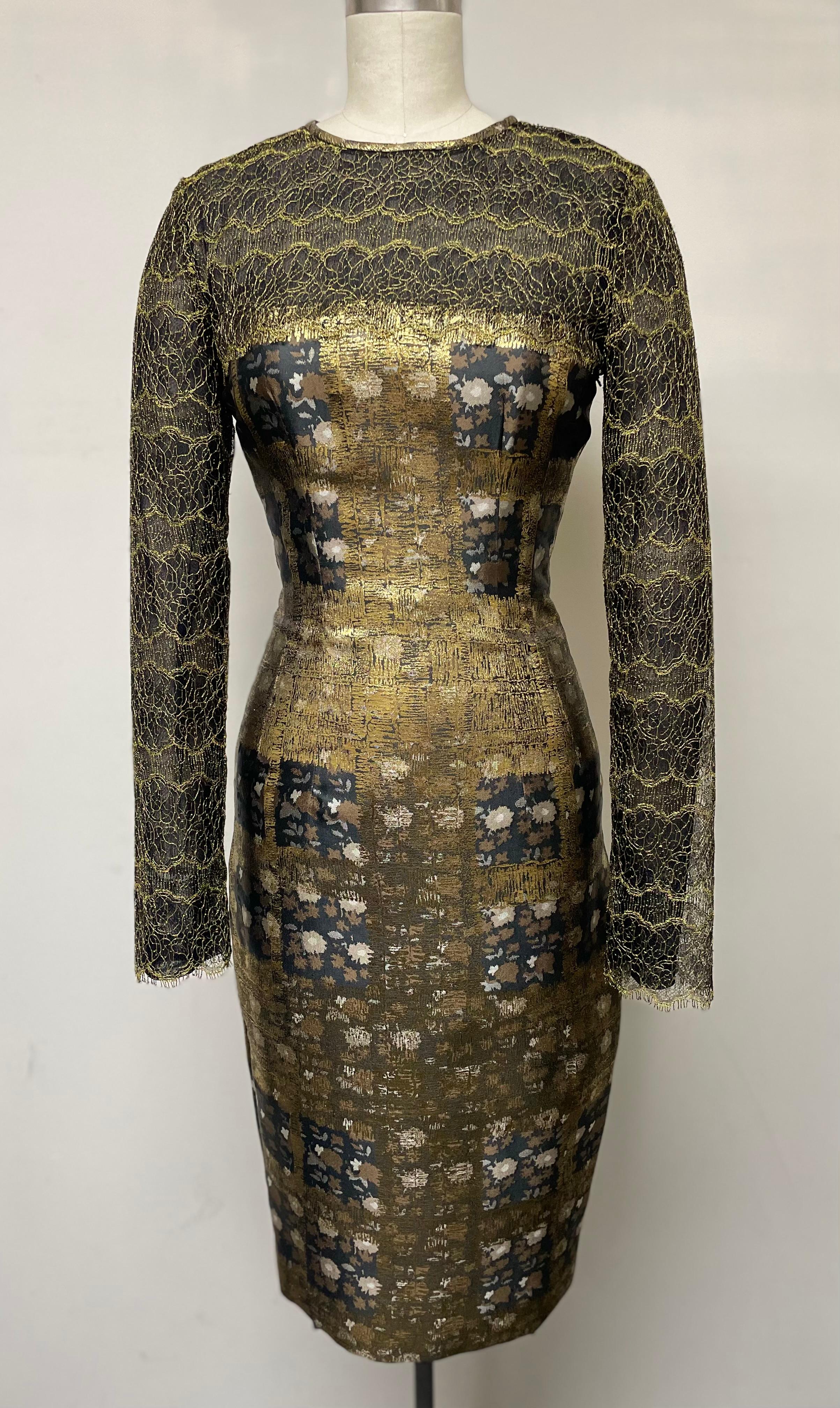 Brocado francés dorado y negro brillante y encaje complementario. Un vestido perfecto que va del cóctel a la corbata negra y causa una impresión impactante.  Si buscas el oro, este vestido dorado brilla a la luz de las velas y aporta un resplandor