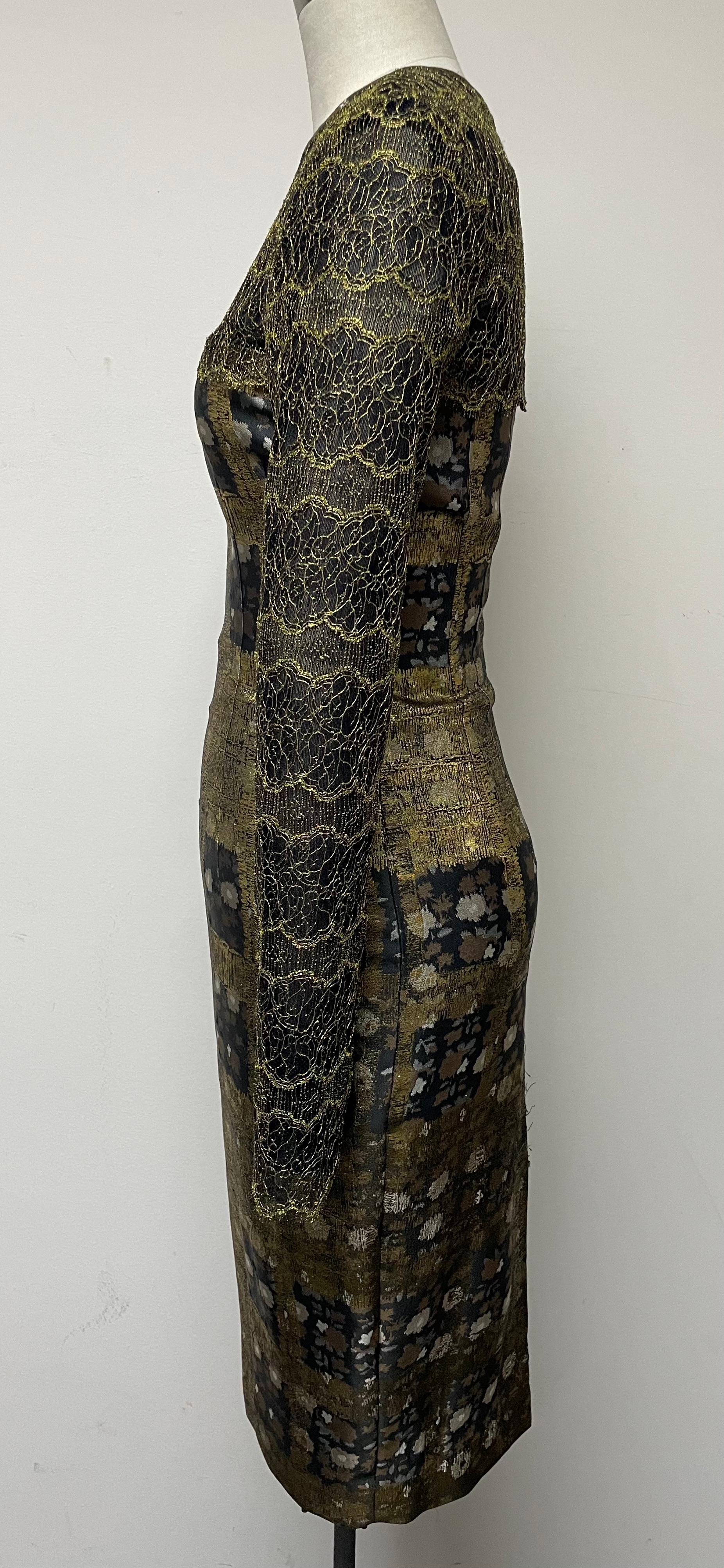 Vestido ajustado de manga larga de brocado francés y encaje en negro y dorado chic en venta 1